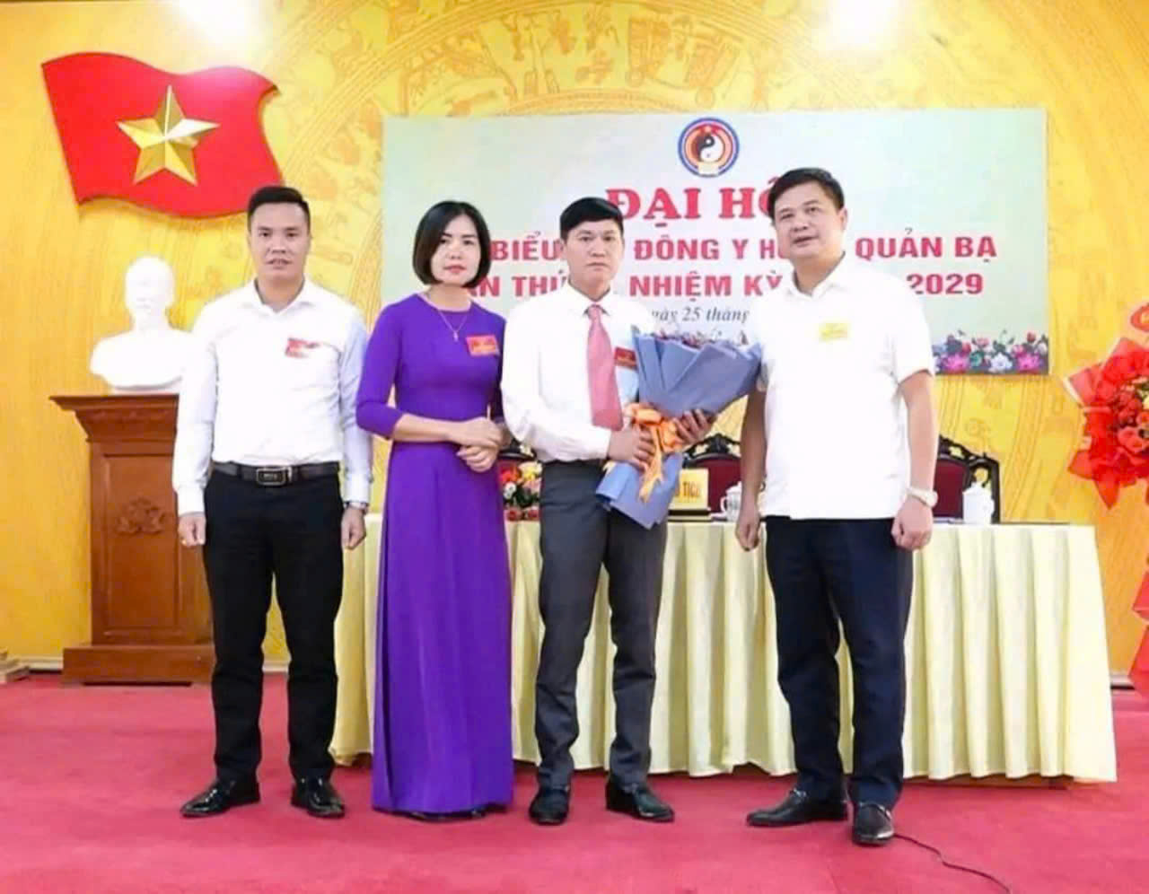 Đồng chí Đỗ Quang Dũng, Uỷ viên BCH Đảng bộ huyện, Phó Chủ tịch UBND huyện tặng hoa chúc mừng Đại hội. 