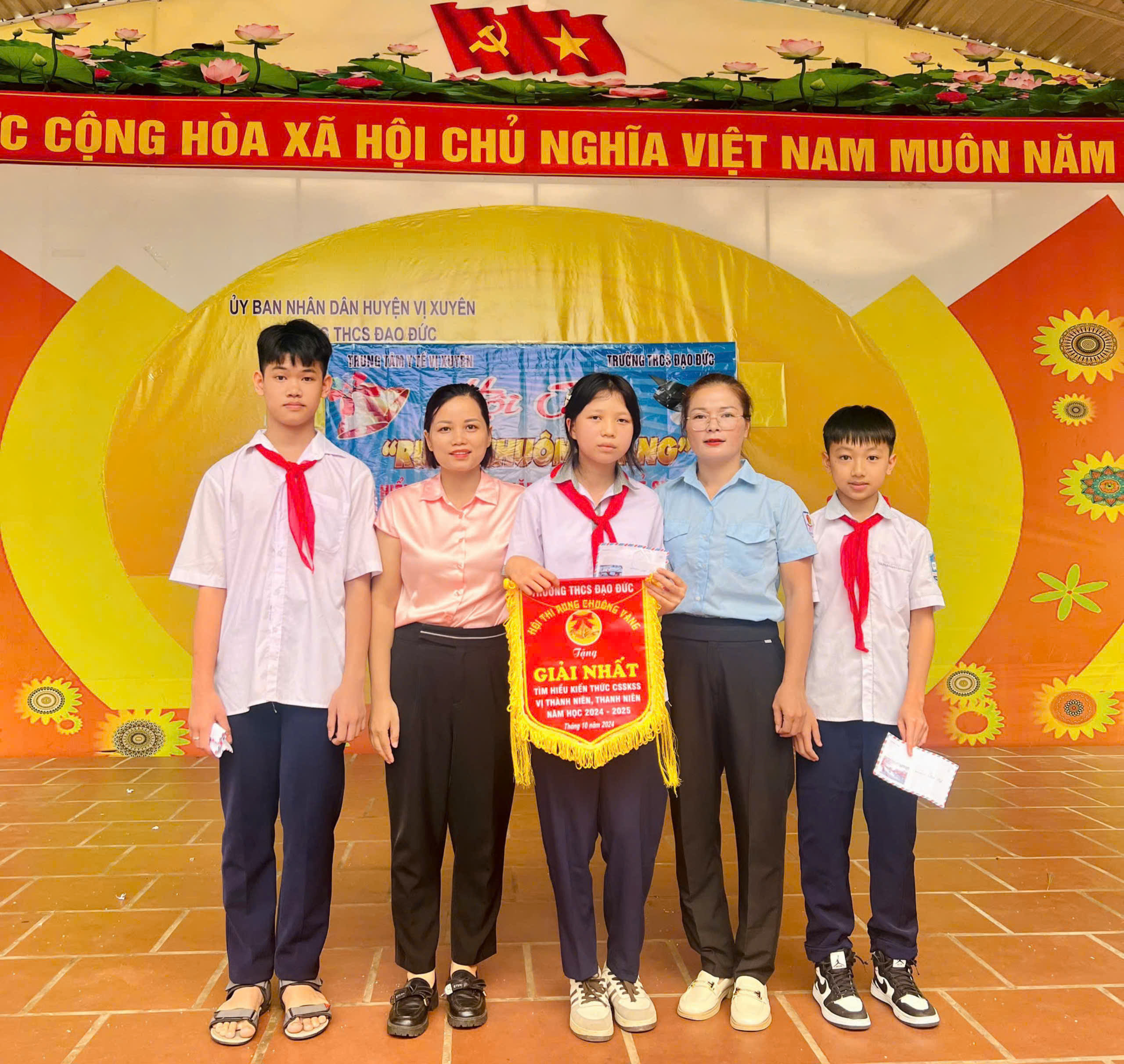 Ban Tổ chức trao giải cho các thí sinh đạt giải Nhất, Nhì, Ba Hội thi Rung chuông vàng tại trường THCS Đạo Đức.