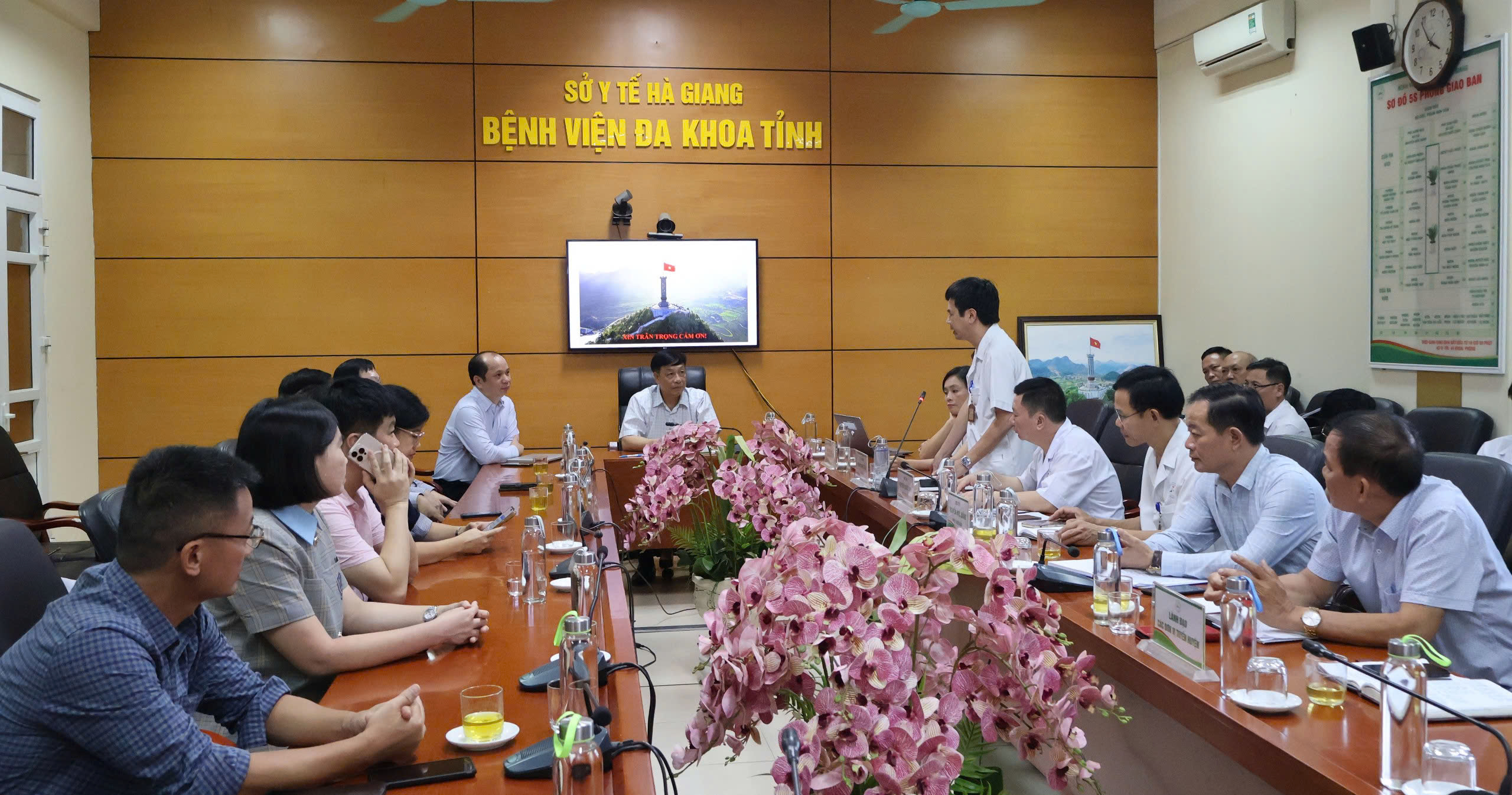 Bác sĩ CK II Phạm Anh Văn, Giám đốc BVĐK tỉnh phát biểu tại buổi làm việc 