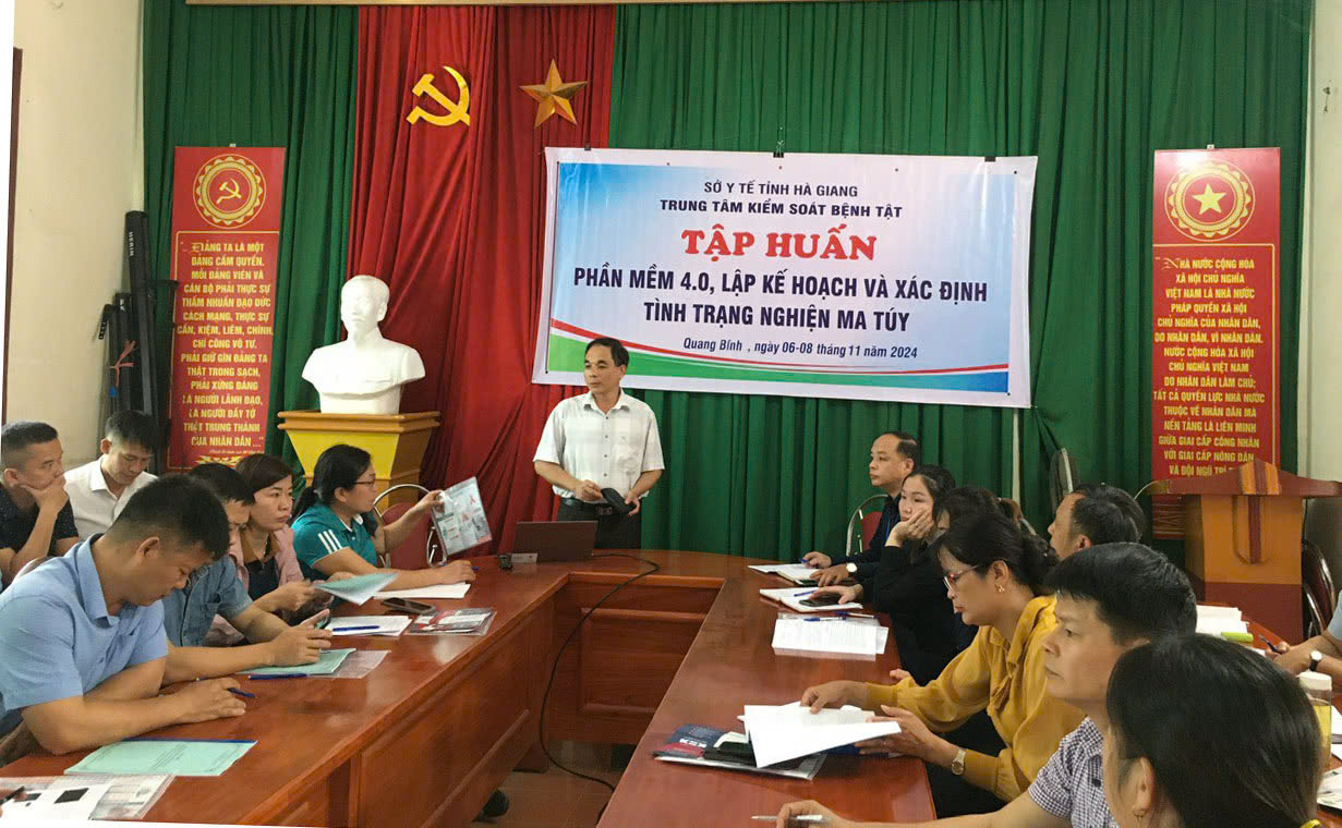 Giảng viên chia sẻ kiến thức tại lớp tập huấn