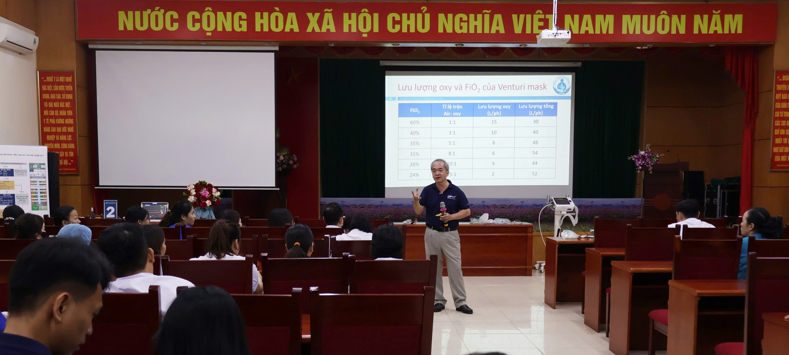 Giảng viên chia sẻ kiến thức tại lớp tập huấn 