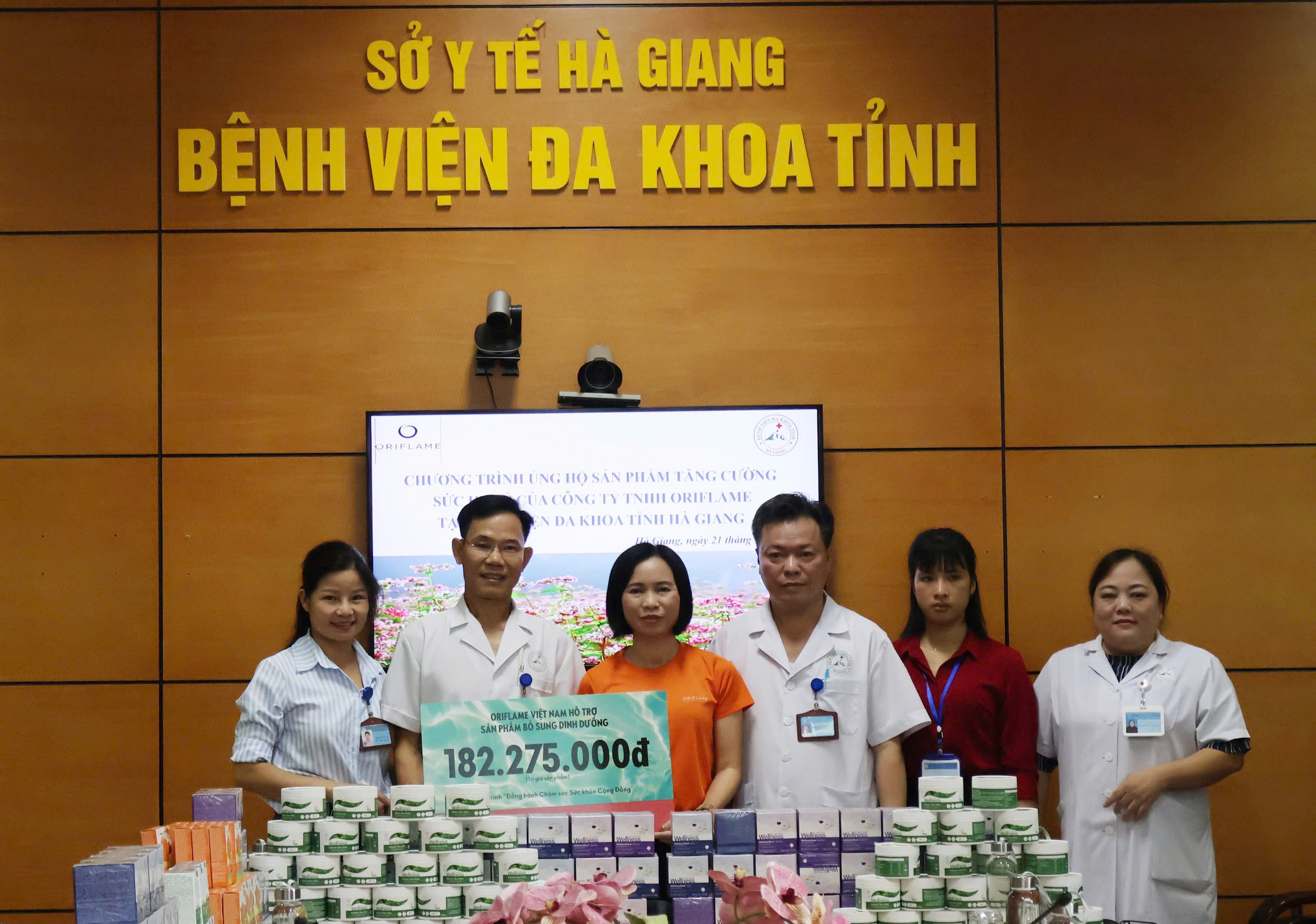 Đồng chí Nguyễn Đức Dũng, Phó Giám đốc BVĐK tiếp nhận sản phẩm hỗ trợ.