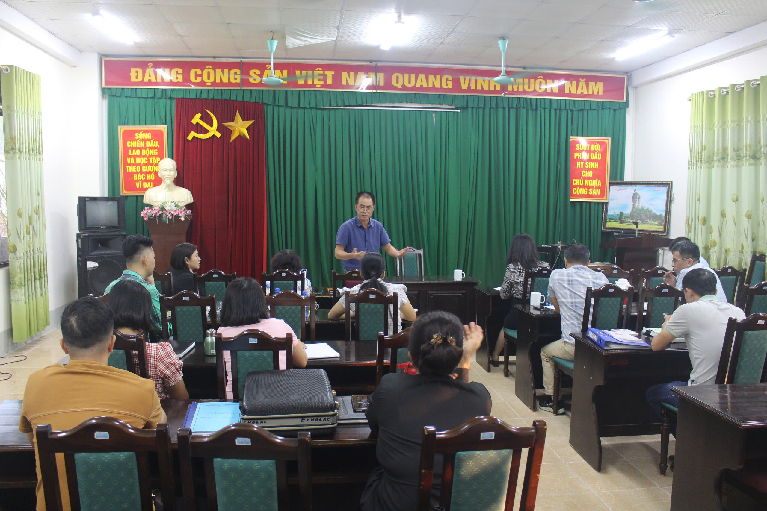 Tiến sỹ Đinh Xuân Ngôn, Trưởng khoa Vệ sinh - An toàn lao động, Viện Sức khoẻ nghề nghiệp và Môi trường, Bộ Y tế trao đổi tại buổi làm việc.