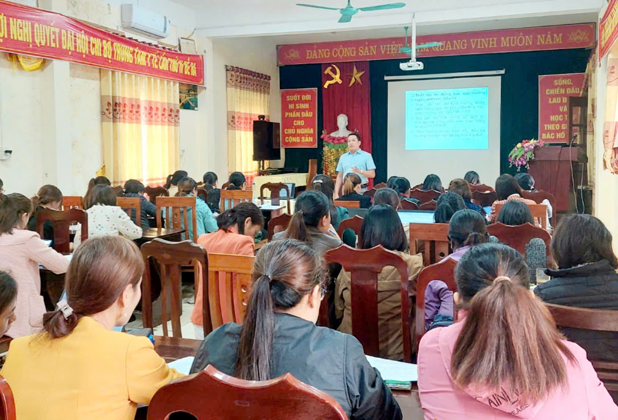Giảng viên chia sẻ kiến thức tại buổi tập huấn