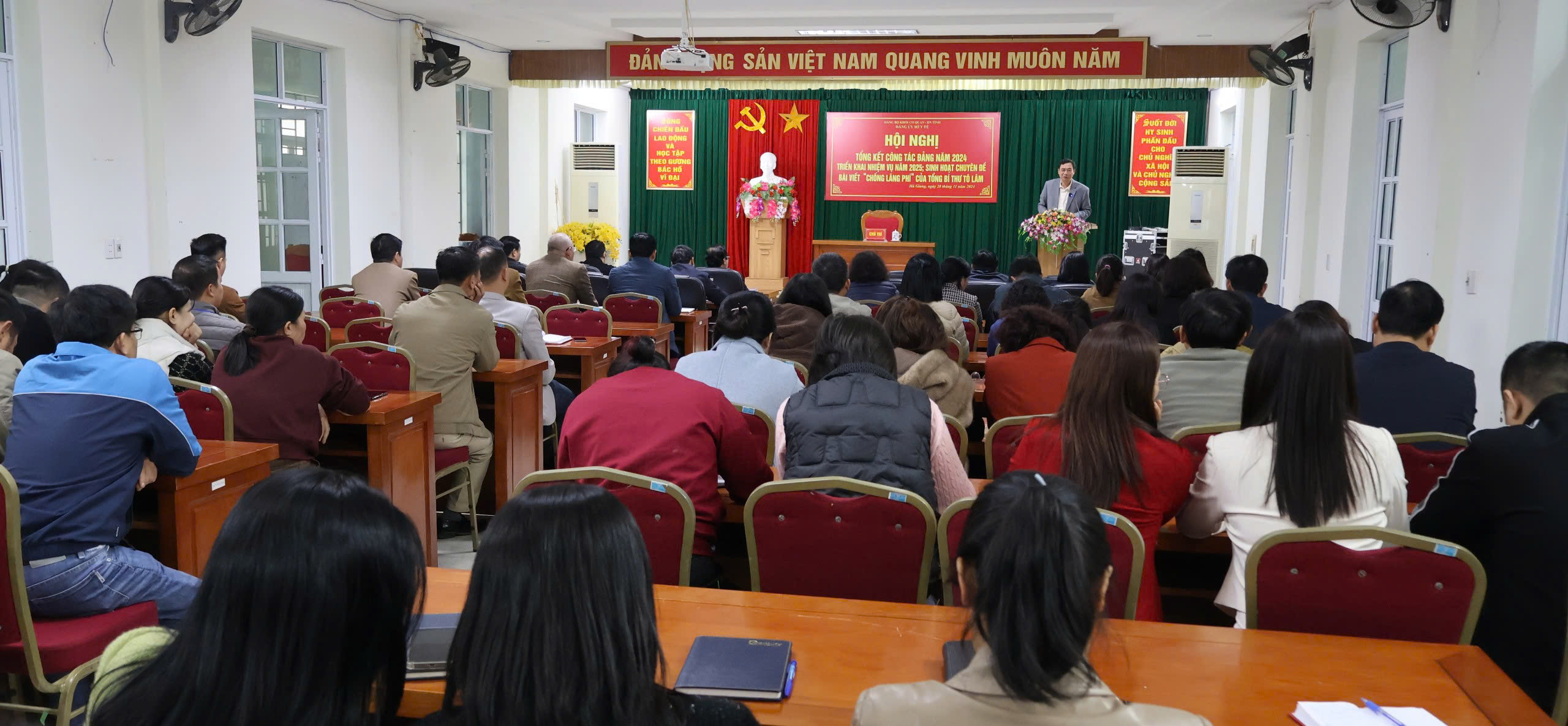 Đồng chí Nguyễn Văn Giao, Bí thư Đảng uỷ, Giám đốc Sở Y tế khai mạc hội nghị