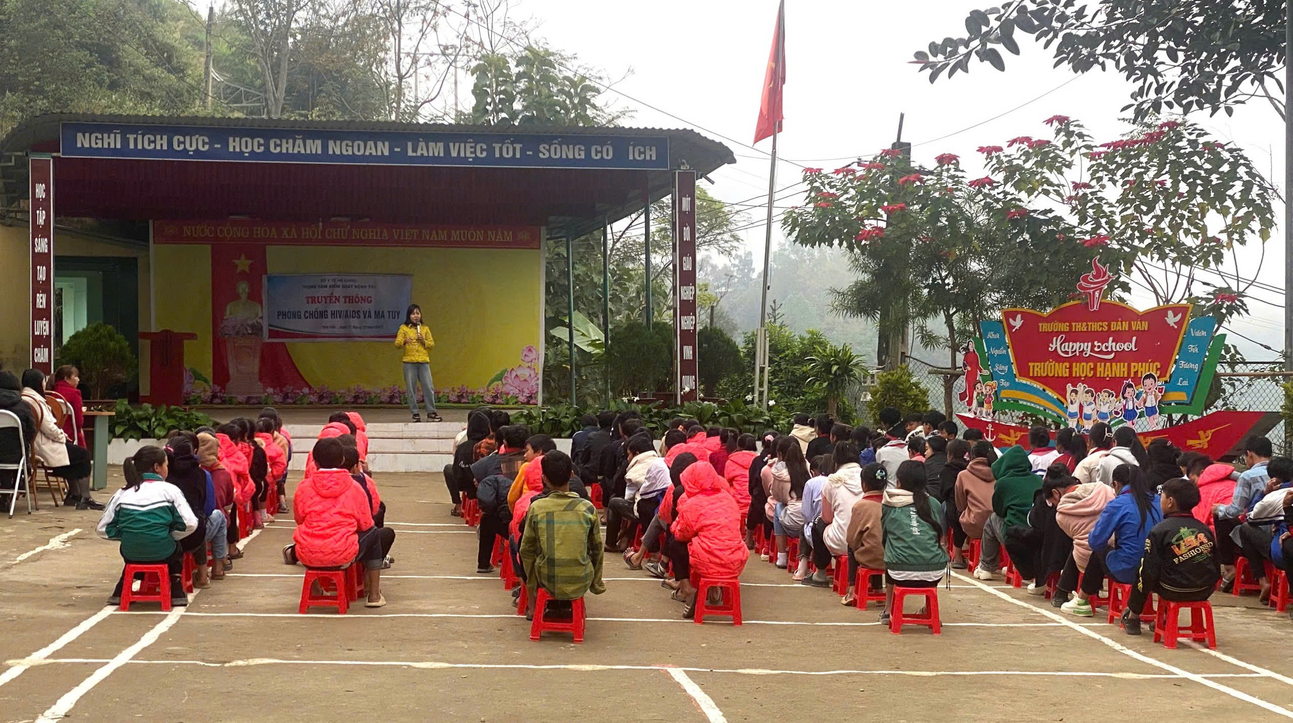 Cán bộ Trung tâm Kiểm soát bệnh tật truyền thông Đây phòng chống HIV/AIDS và Ma tuý tại Trường Tiểu học và THCS xã Đản Ván, huyện Hoàng Su Phì.                                          