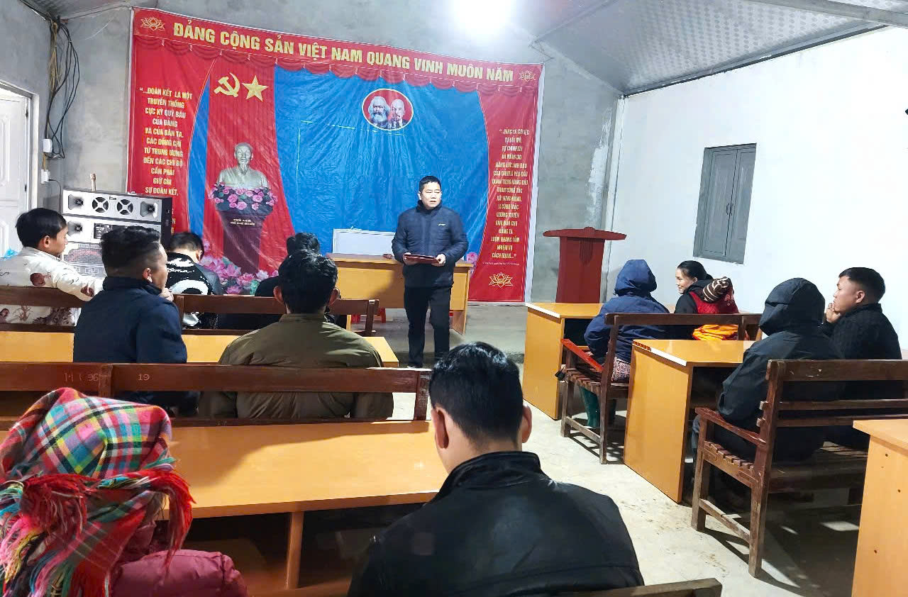 Cán bộ Phòng DS-TT&GDSK  truyền thông tại thôn La Chí Chải, xã Nàn Ma, huyện Xín Mần.