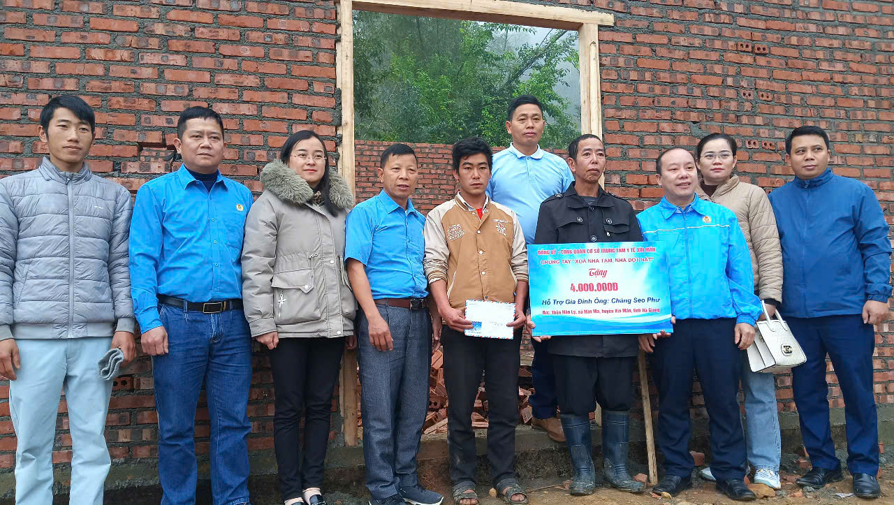 Công đoàn cơ sở Trung tâm Y tế huyện trao tiền hỗ trợ cho gia đình