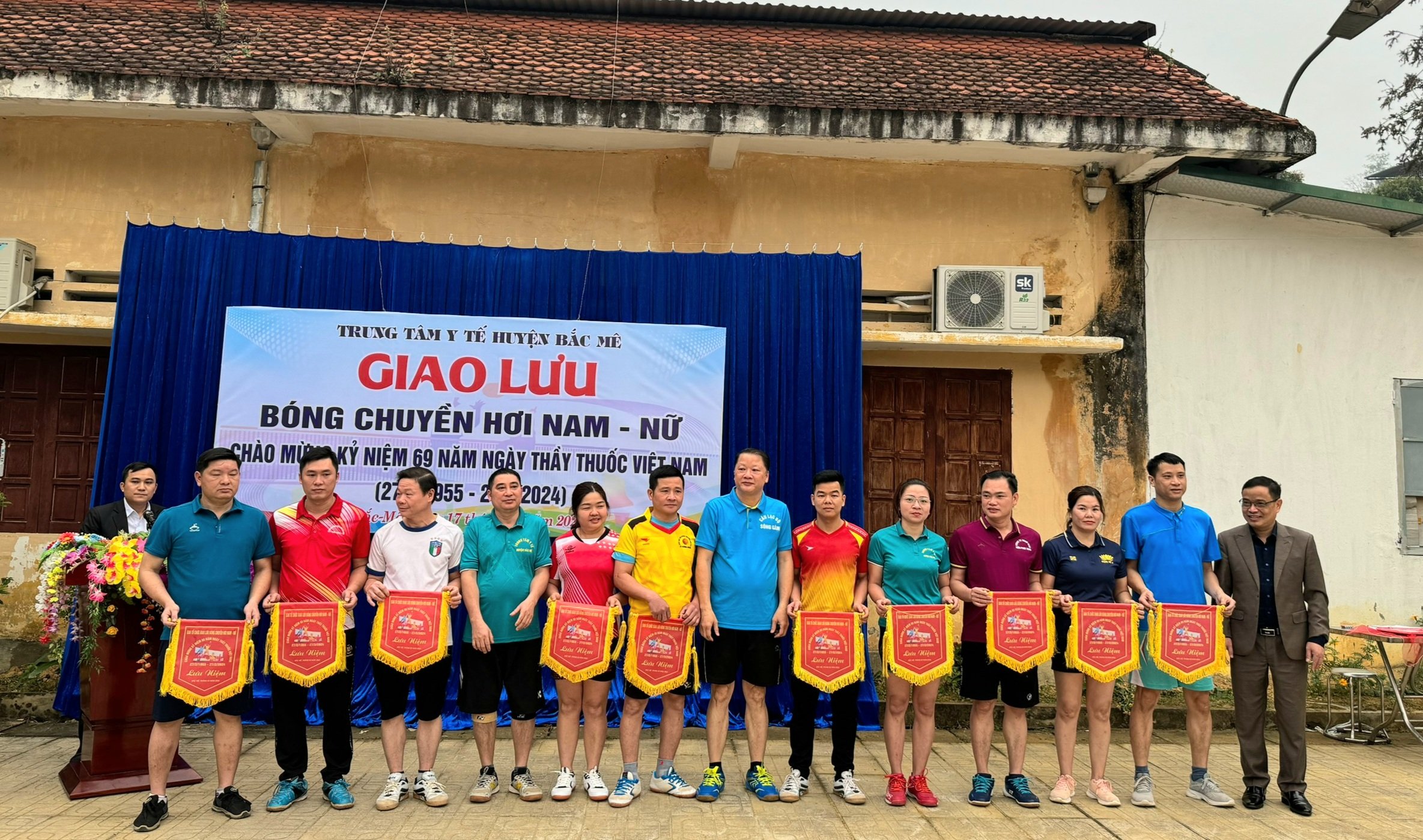 Các đội bóng nhận cờ lưu niệm của giải Bóng chuyền hơi chào mừng Kỷ niệm 69 năm ngày thầy thuốc Việt Nam 27.02