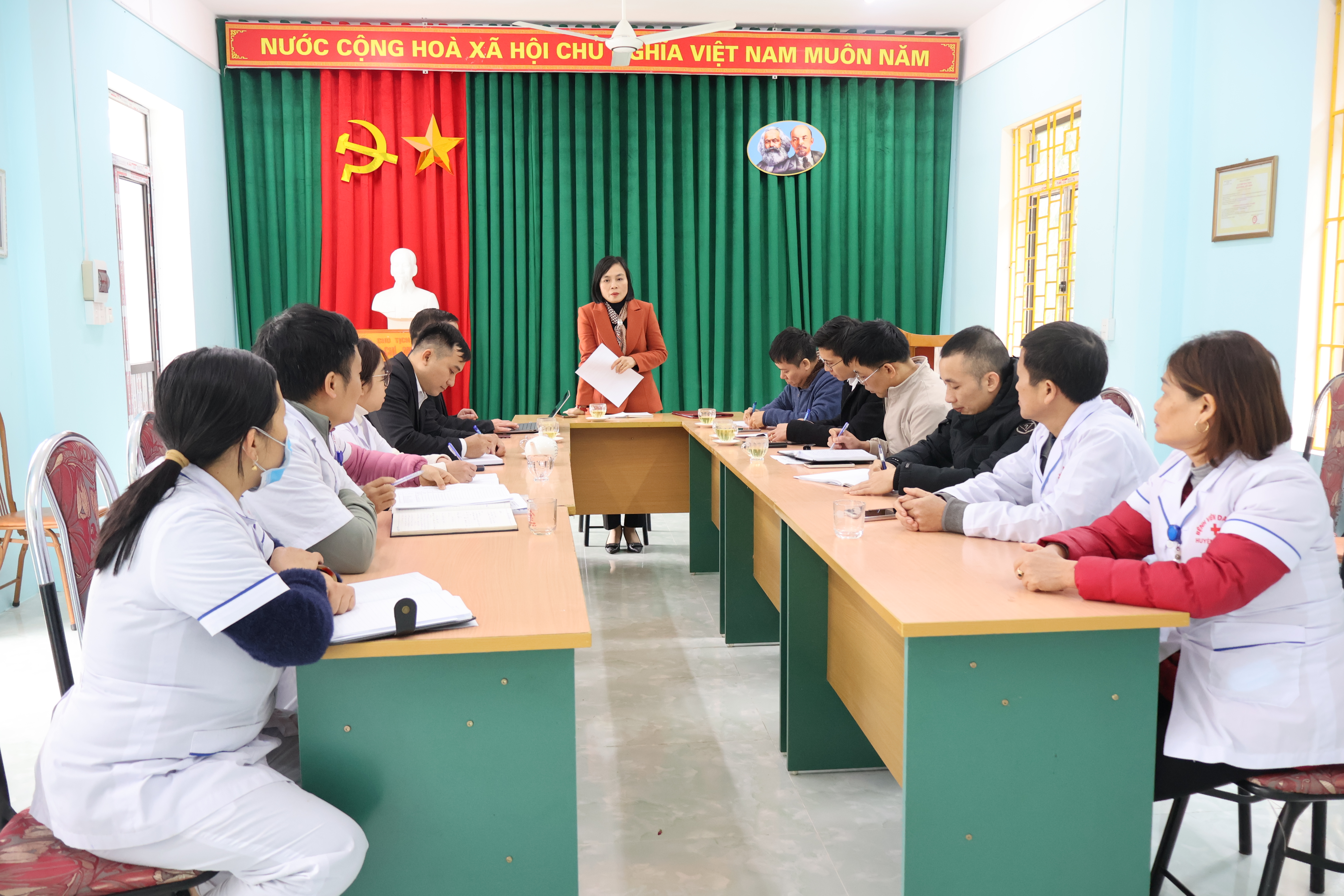 Đồng chí Đỗ Thị Mỹ- Phó Giám đốc Sở Y tế phát biểu tại buổi làm việc với Phòng khám đa khoa khu vực Minh Ngọc- Bắc Mê