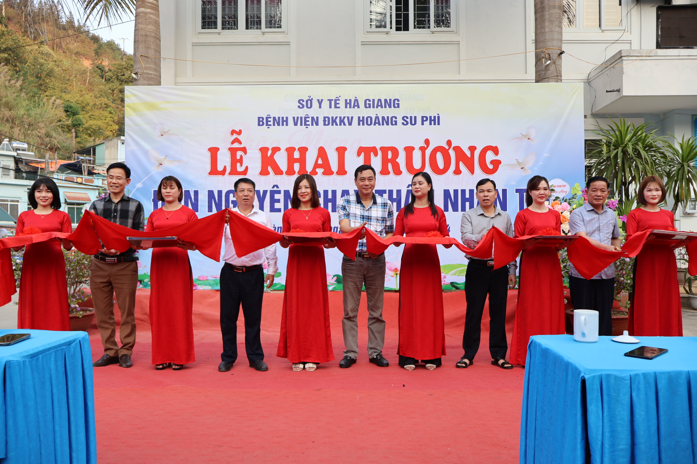 Các đại biểu cắt băng khai trương đơn vị chạy thận nhân tạo tại BVĐKKV Hoàng Su Phì