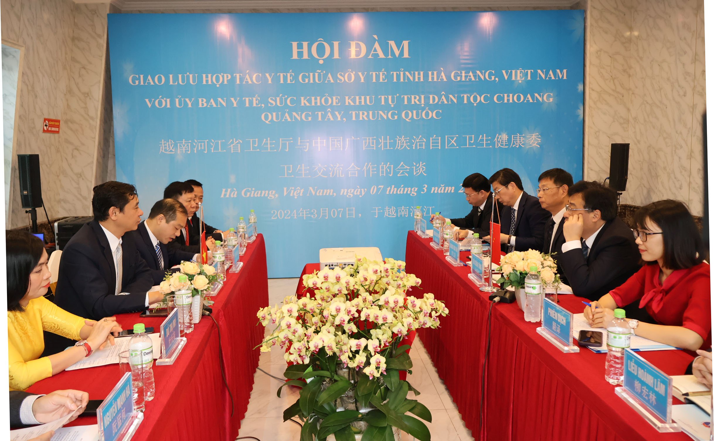 Các đại biểu tham dự  hội đàm