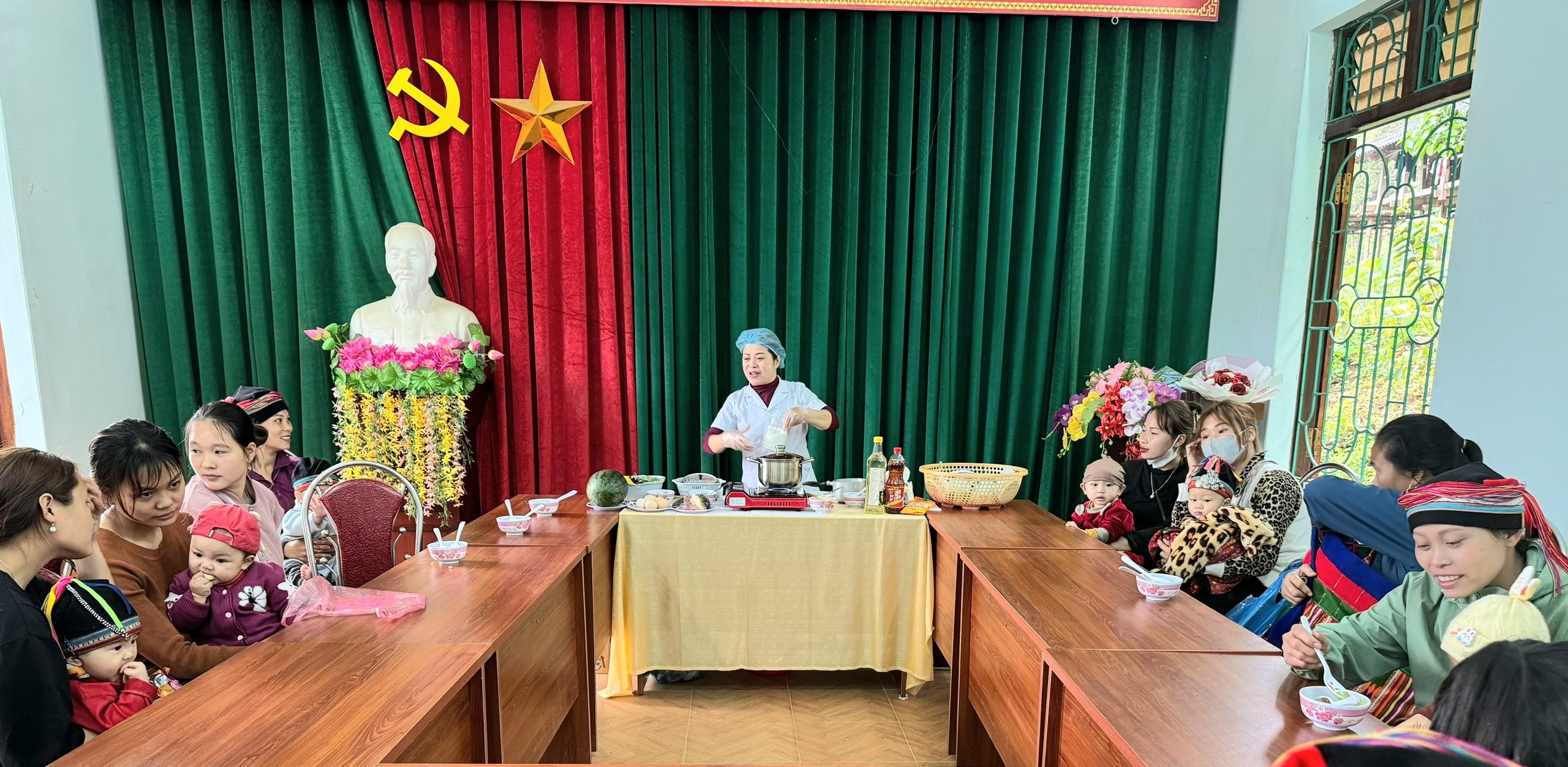 Cán bộ Y tế cập nhật các kiến thức về phòng chống suy dinh dưỡng cho trẻ tại xã Đường Âm