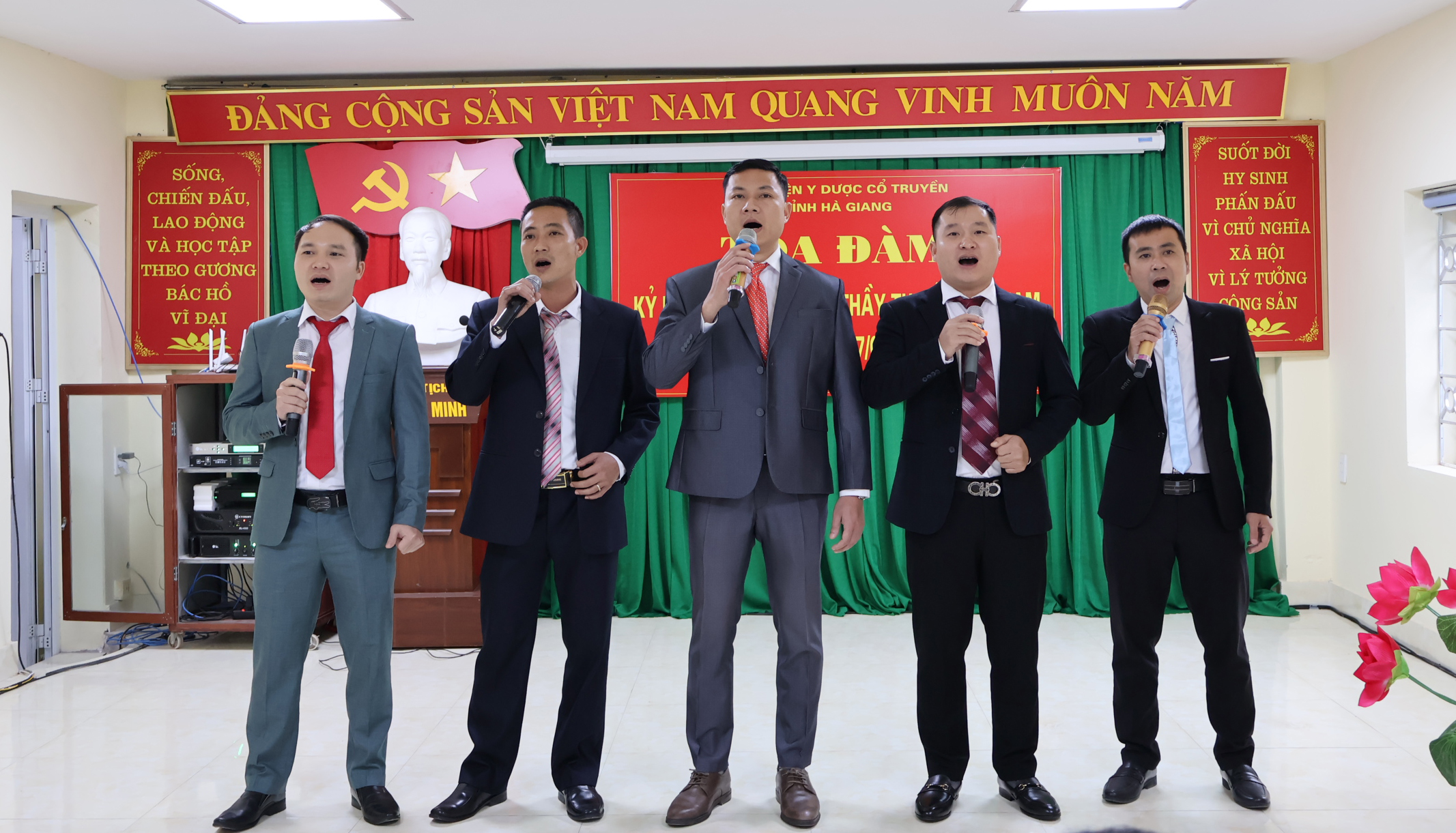 Bệnh viện Y dược cổ truyền tỉnh tổ chức Tọa đàm kỷ niệm 69 năm ngày Thầy thuốc Việt Nam (27/2)