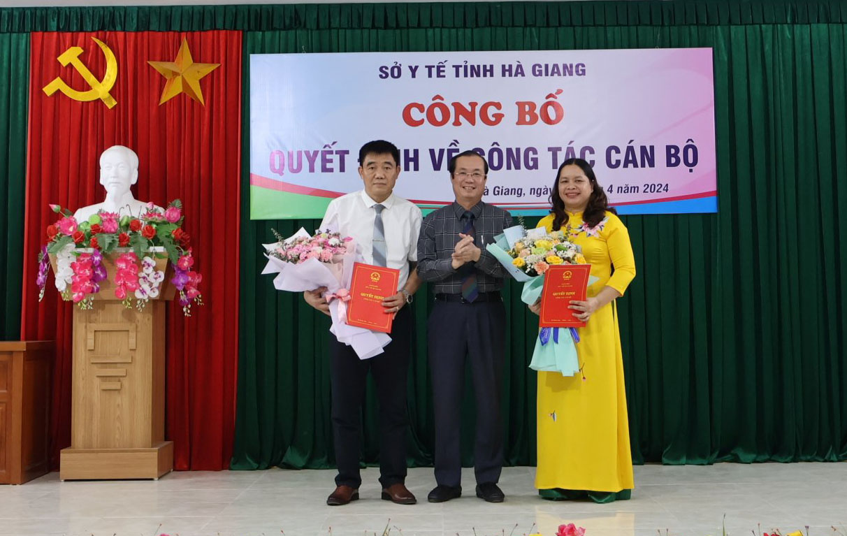 Đồng chí Hoàng Quốc Cứ - Phó Giám đốc Sở Y tế trao quyết định bổ nhiệm chức vụ lãnh đạo cho hai đồng chí mới