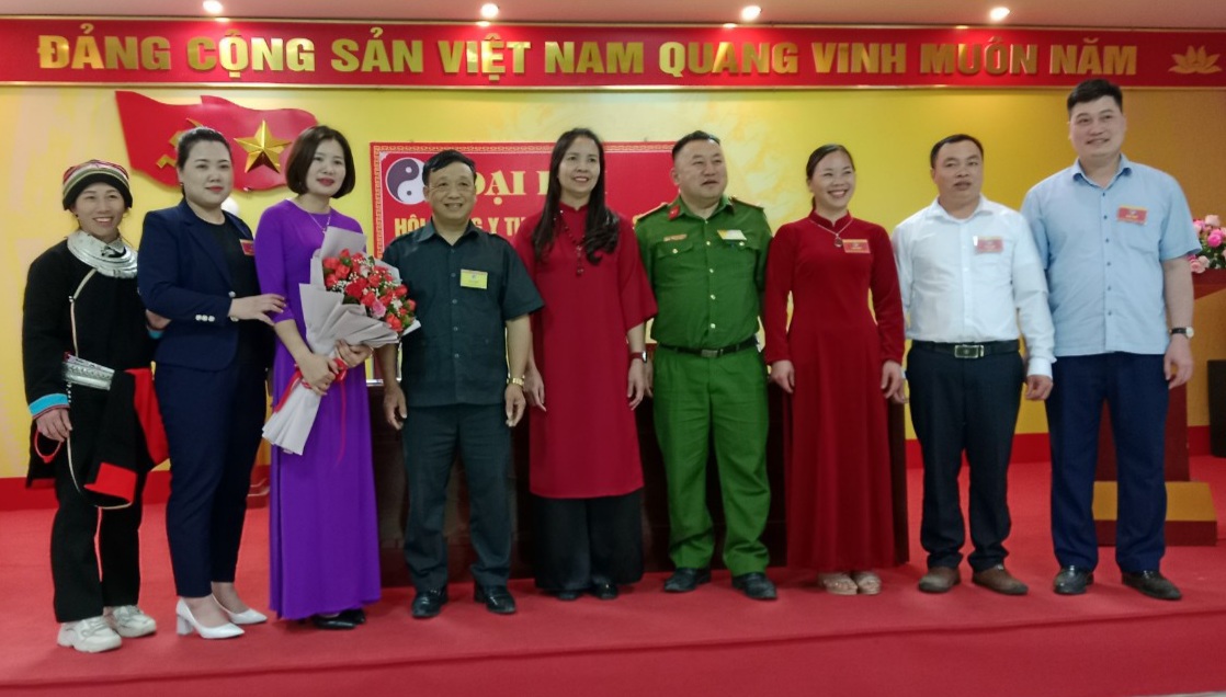 Đ.c Nguyễn Minh Quang, Phó Bí thư Thường trực Đảng ủy, chủ tịch HĐND thị trấn Tam Sơn tặng hoa chúc mừng BCH  Hội động y ra mắt khóa mới nhiệm kỳ 2024-2029