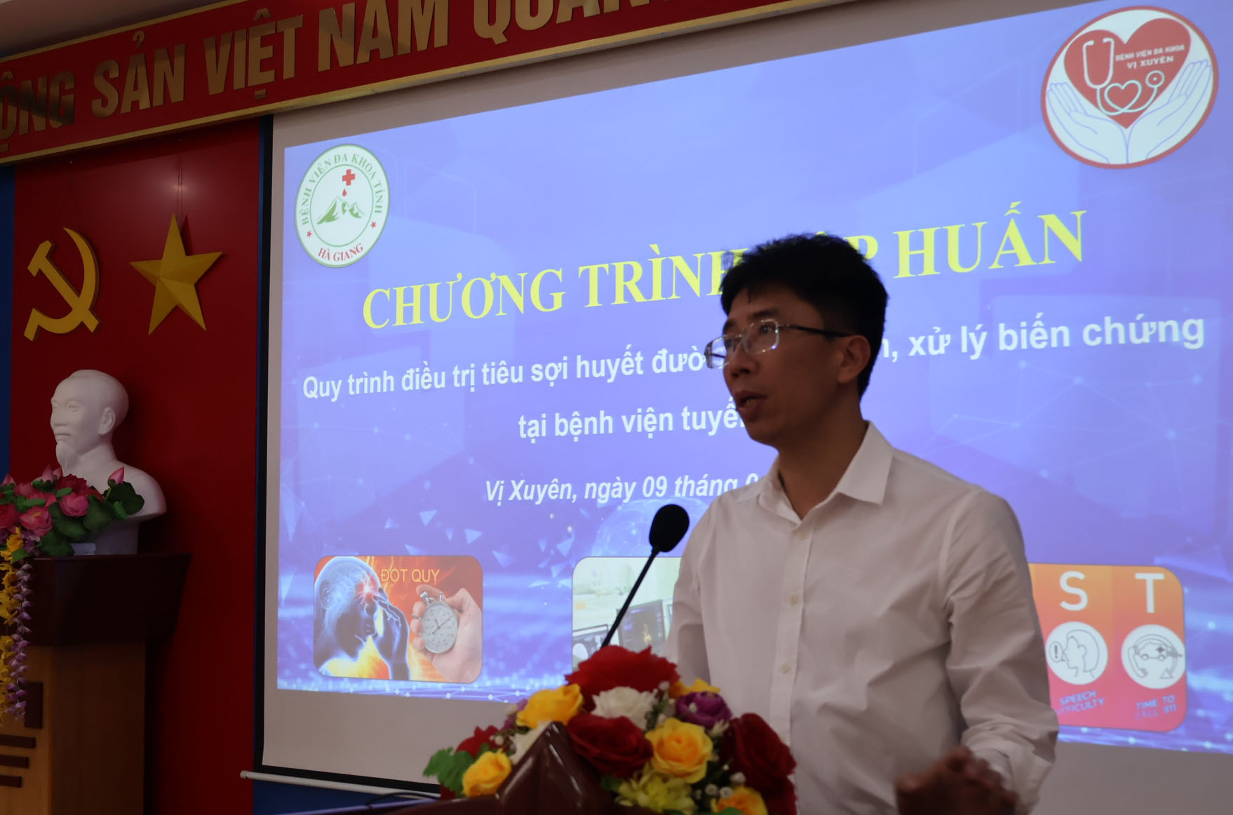PGS.TS. Mai Duy Tôn, Giám đốc Trung tâm Đột quỵ, Bệnh viện Bạch Mai chia sẻ kiến thức nhận diện và xử trí ban đầu cho bệnh nhân đột quỵ não tại lớp tập huấn