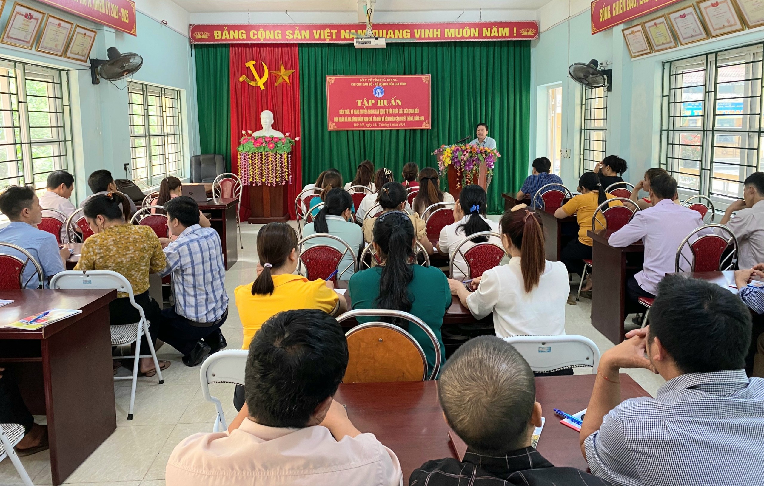 Phối hợp tập huấn kiến thức, kỹ năng truyền thông vận động, tư vấn pháp luật hạn chế tảo hôn và hôn nhân cận huyết thống