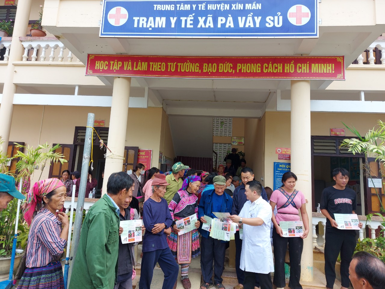 Trạm Y tế xã Pà Vầy Sủ tổ chức truyền thông trực tiếp chăm sóc sức khỏe cho người cao tuổi