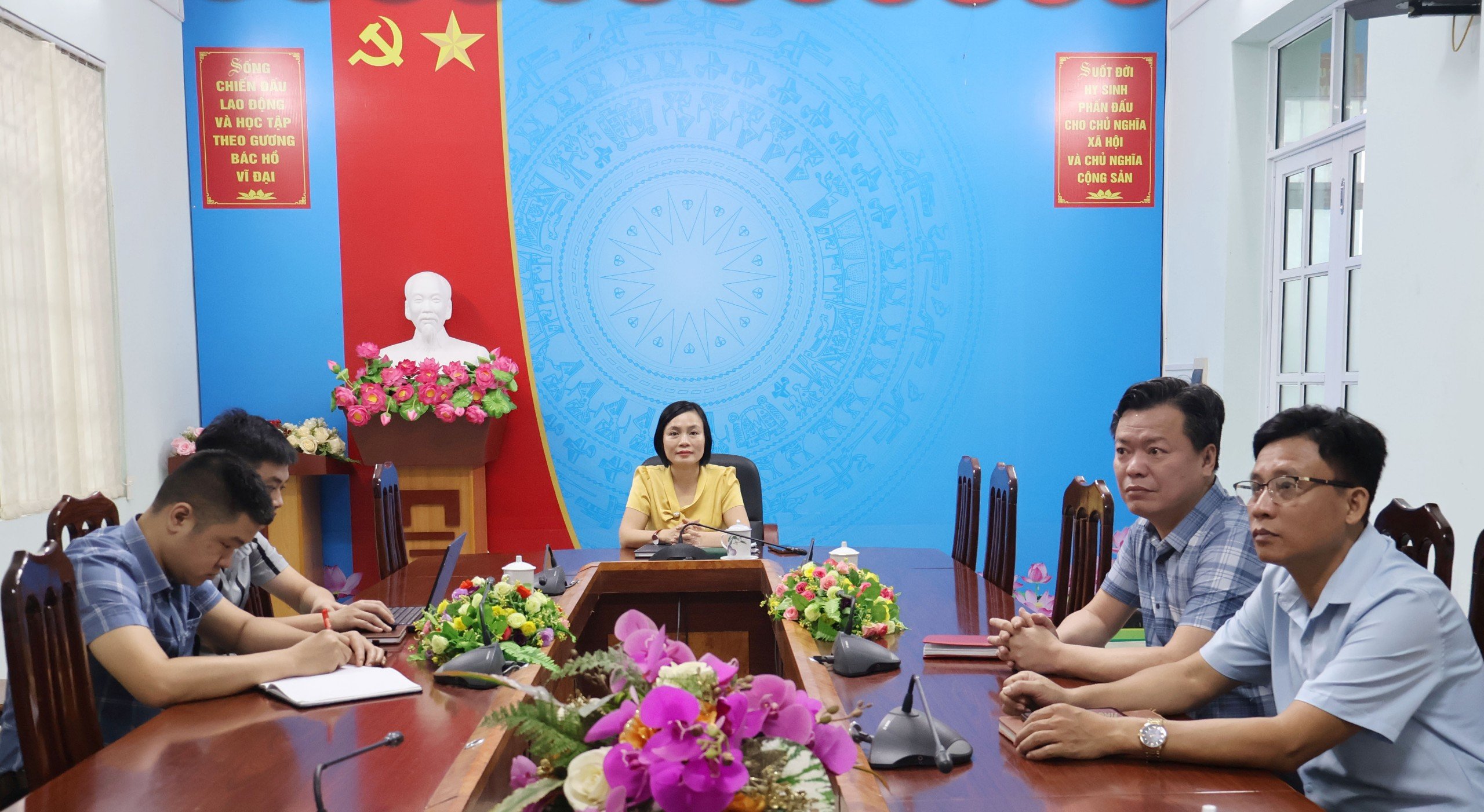 Các đại biểu tham dự hội thảo trực tuyến tại điểm cầu Sở Y tế