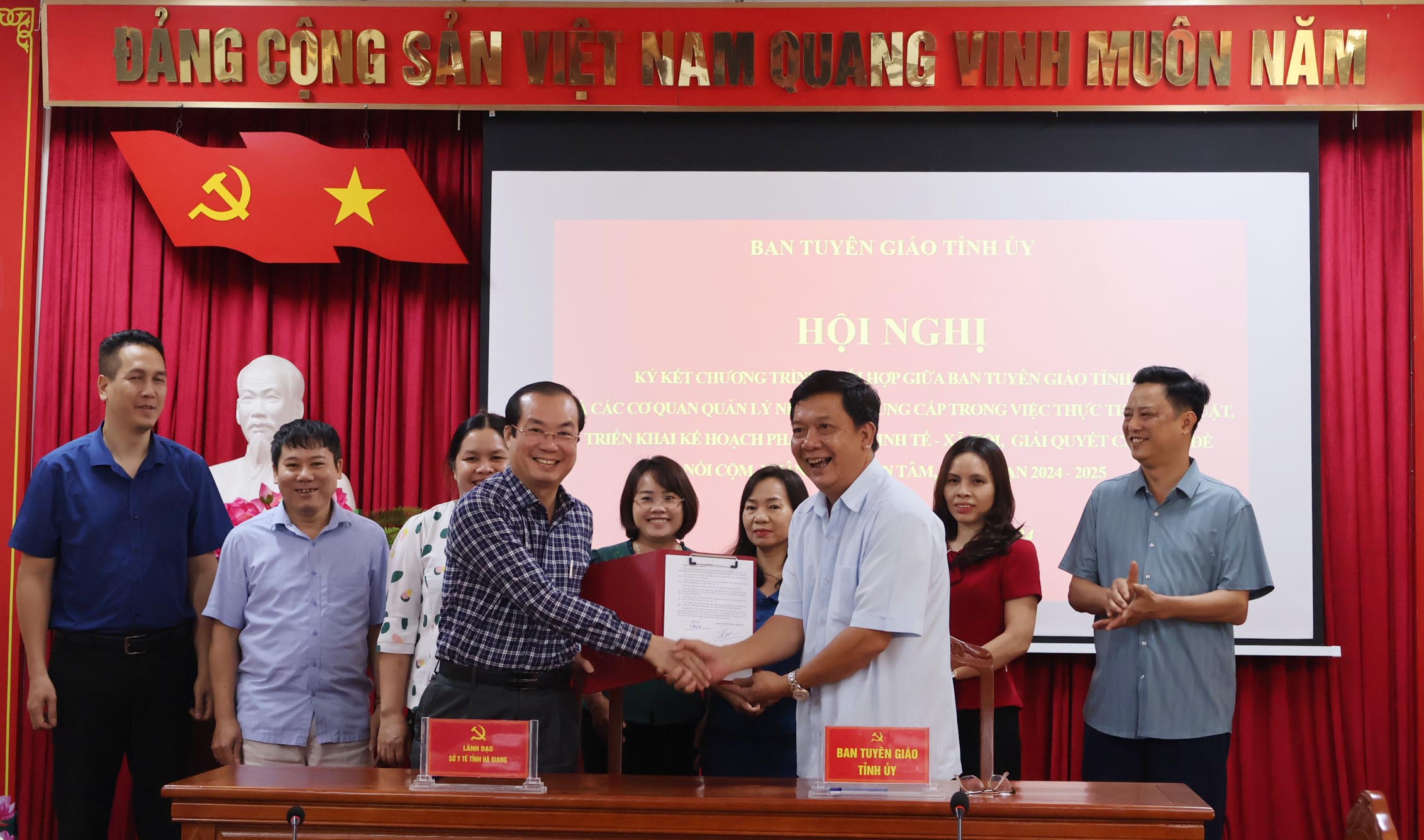 Ban Tuyên giáo Tỉnh ủy và Sở Y tế ký kết