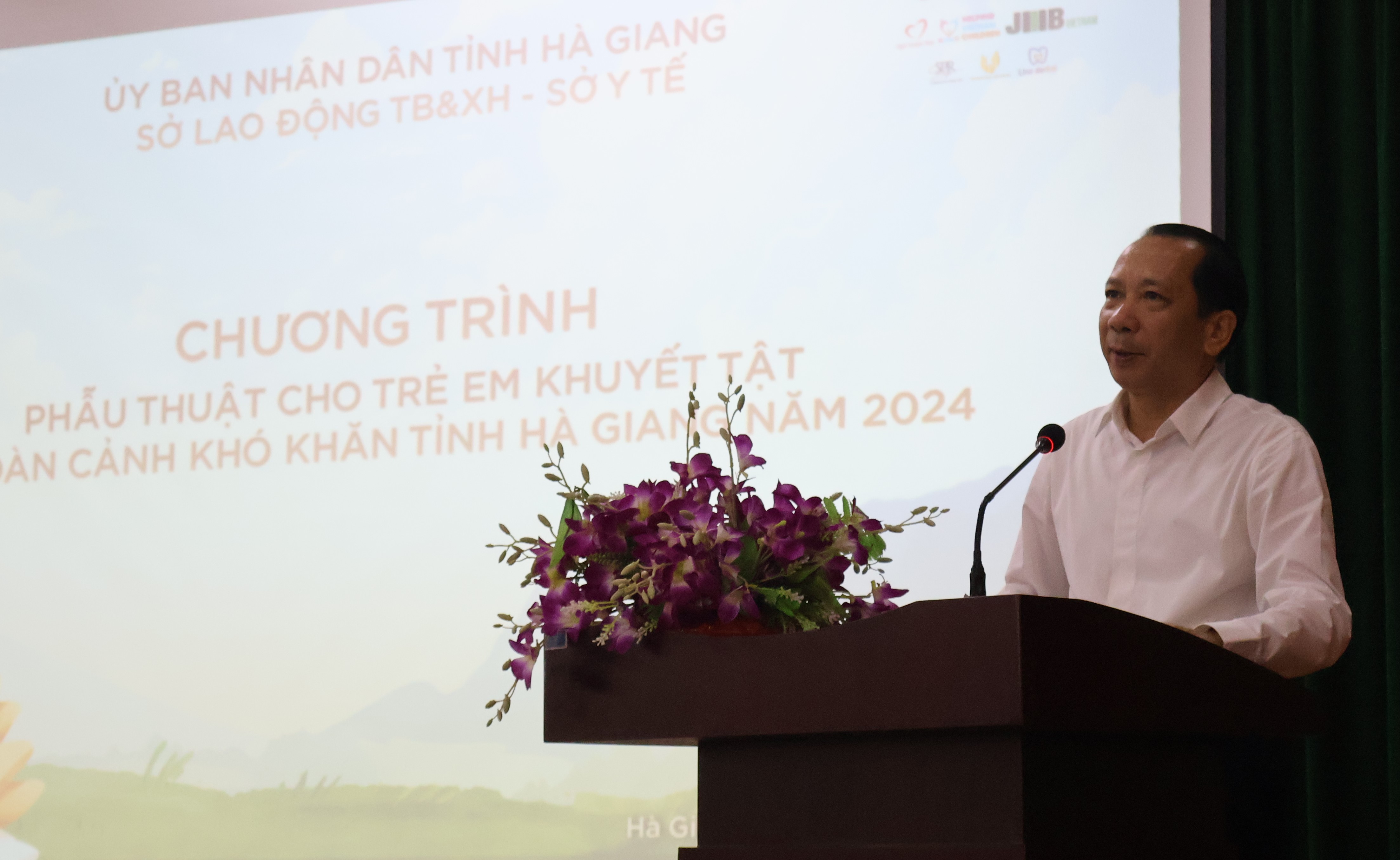 Thầy thuốc nhân dân: Trần Đức Quý, Phó Chủ tịch UBND phát biểu tặng quà cho trẻ em khuyết tật