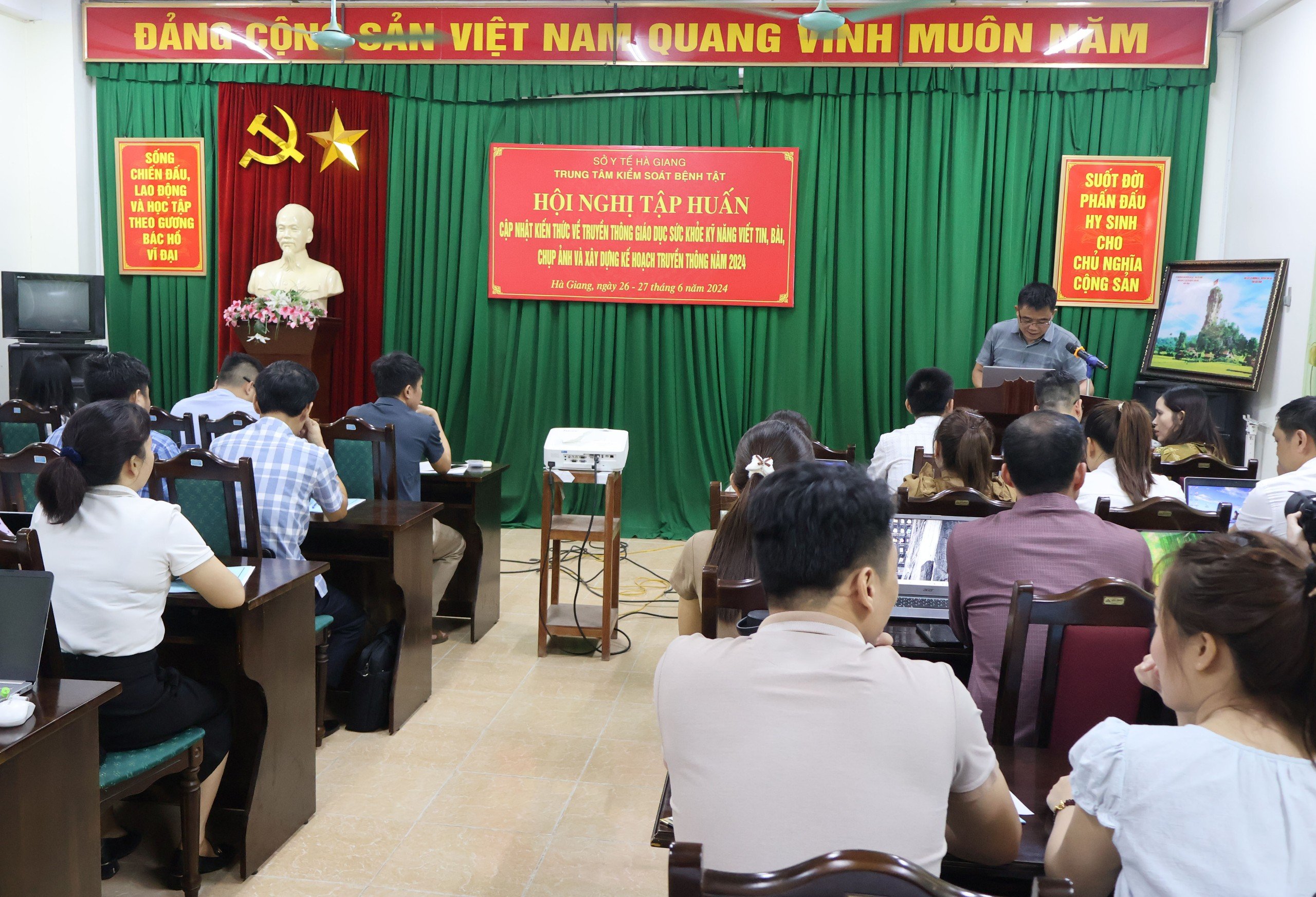 Trung tâm Kiểm soát bệnh tật tổ chức lớp tập huấn kỹ năng viết tin bài và cập nhật kiến thức về truyền thông GDSK cho cán bộ y tế