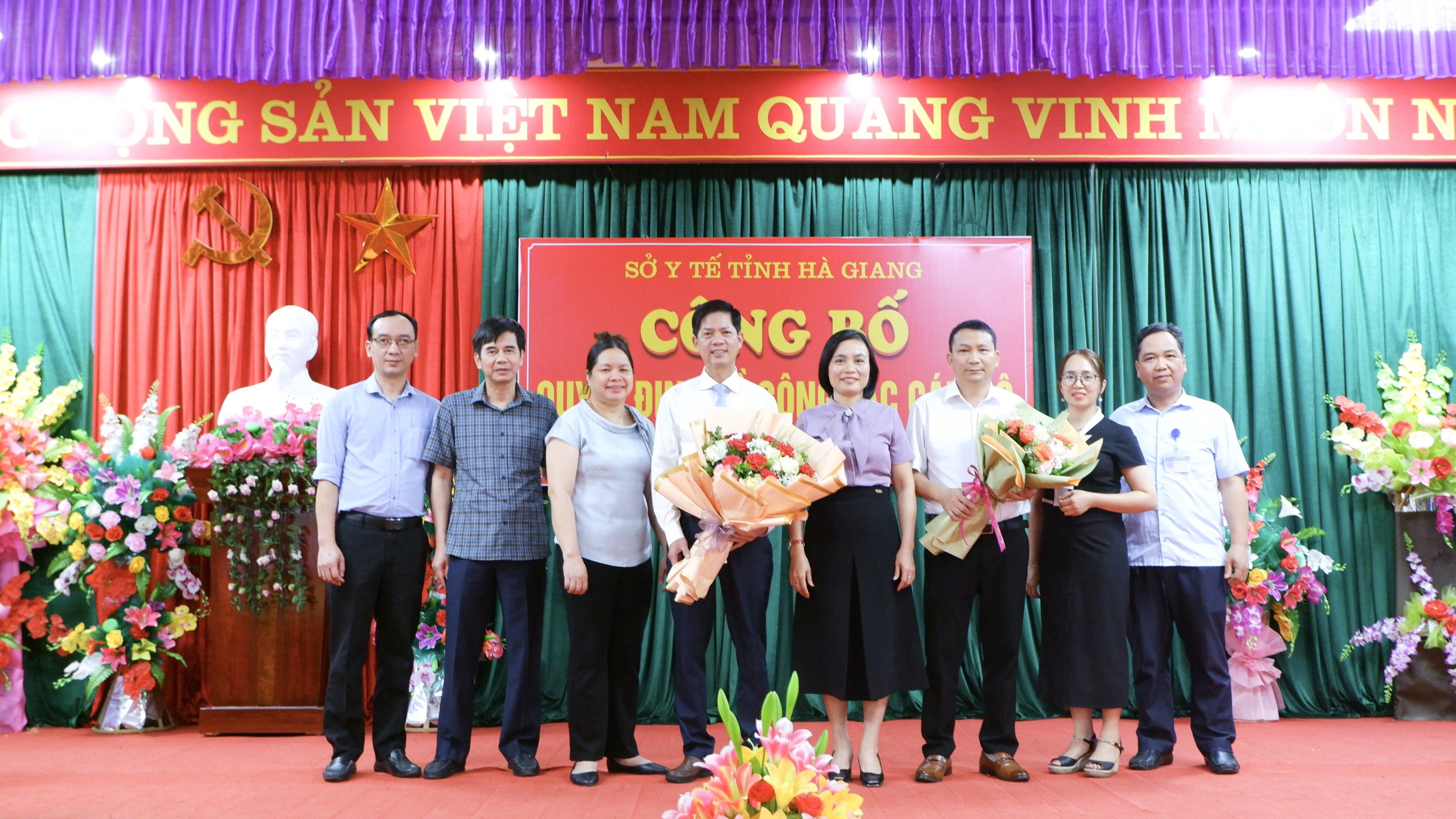 Đồng chí Đỗ Thị Mỹ, Phó Giám đốc Sở Y tế cùng đại diện một số lãnh đạo đơn vị y tế tuyến tỉnh tặng hoa chúc mừng các đồng chí được bổ nhiệm lại.