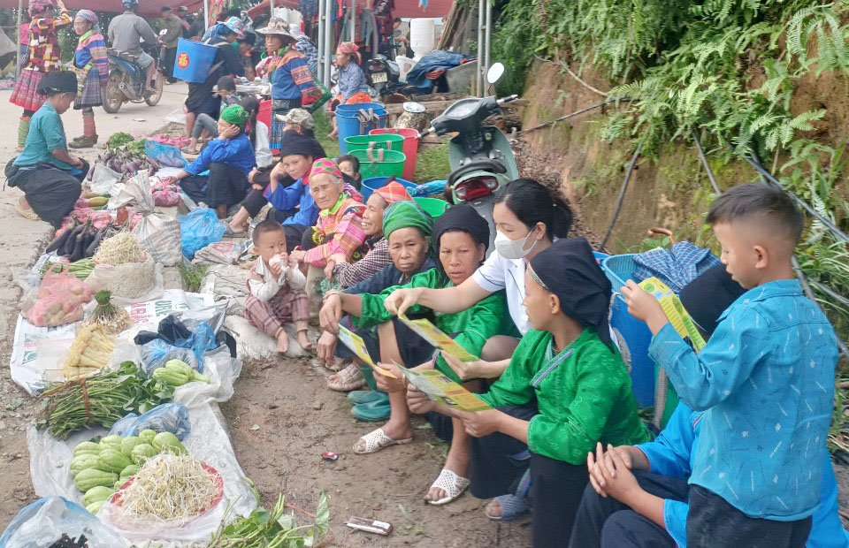Tuyên truyền và phát tờ rơi “Tháng hành động phòng, chống ma túy” năm 2024 tại chợ phiên xã Thàng Tín