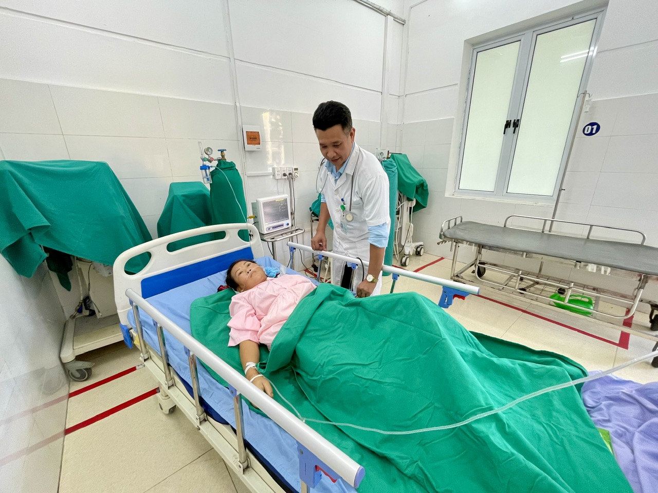 Thạc sĩ, bác sỹ Lê San Trưởng khoa Nội - Tổng hợp, cán bộ tham gia hiến máu đến thăm sản phụ