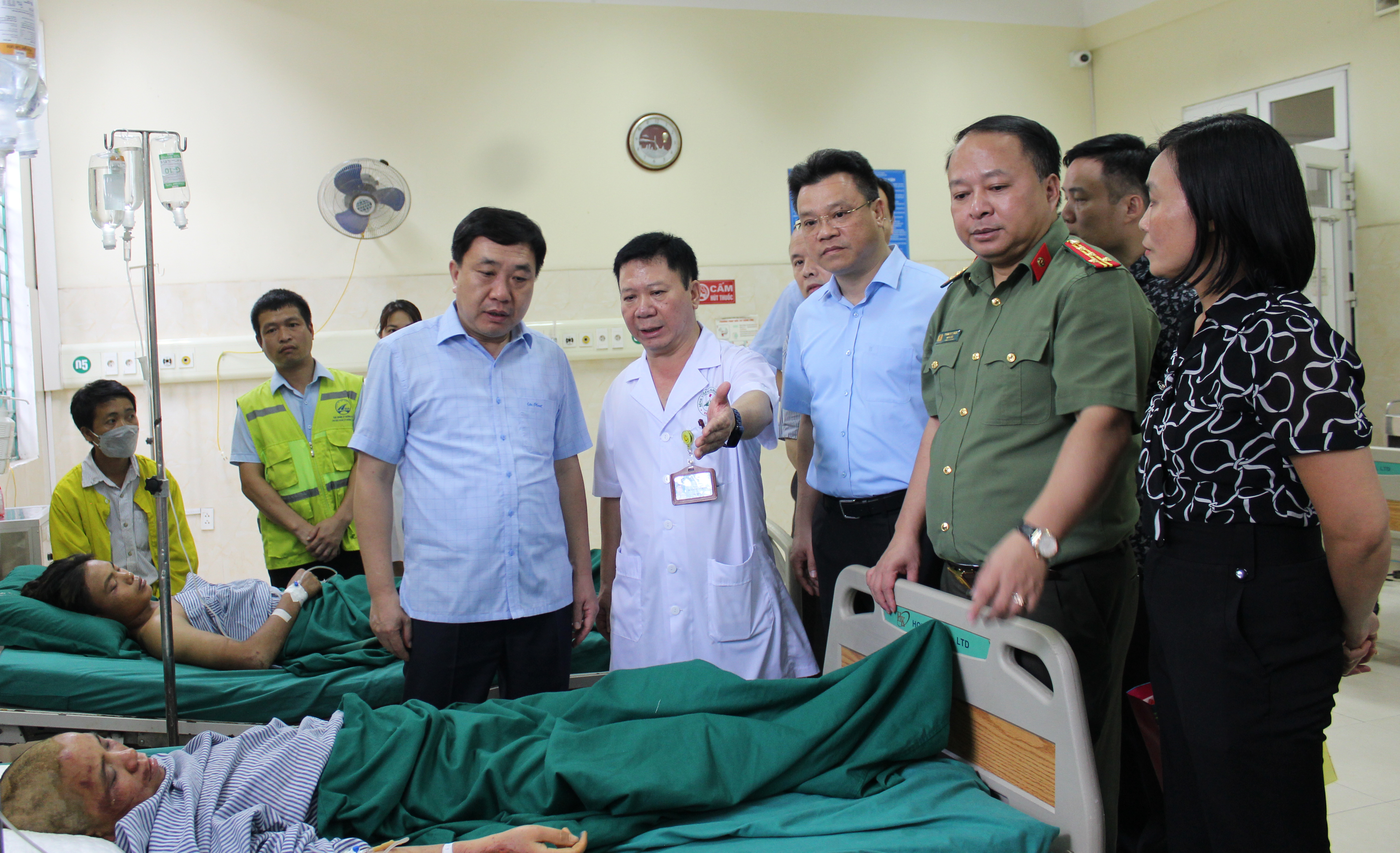 Đồng chí Lê Kim Thành, Phó Chủ tịch chuyên trách Uỷ Ban An toàn giao thông Quốc gia, đồng chí Nguyễn Mạnh Dũng, Quyền Bí thư Tỉnh ủy Hà Giang; lãnh đạo Sở Y tế, Công An tỉnh, Bệnh viện Đa khoa tỉnh đến thăm hỏi người bị nạn đang điều trị tại Bệnh viện Đa 