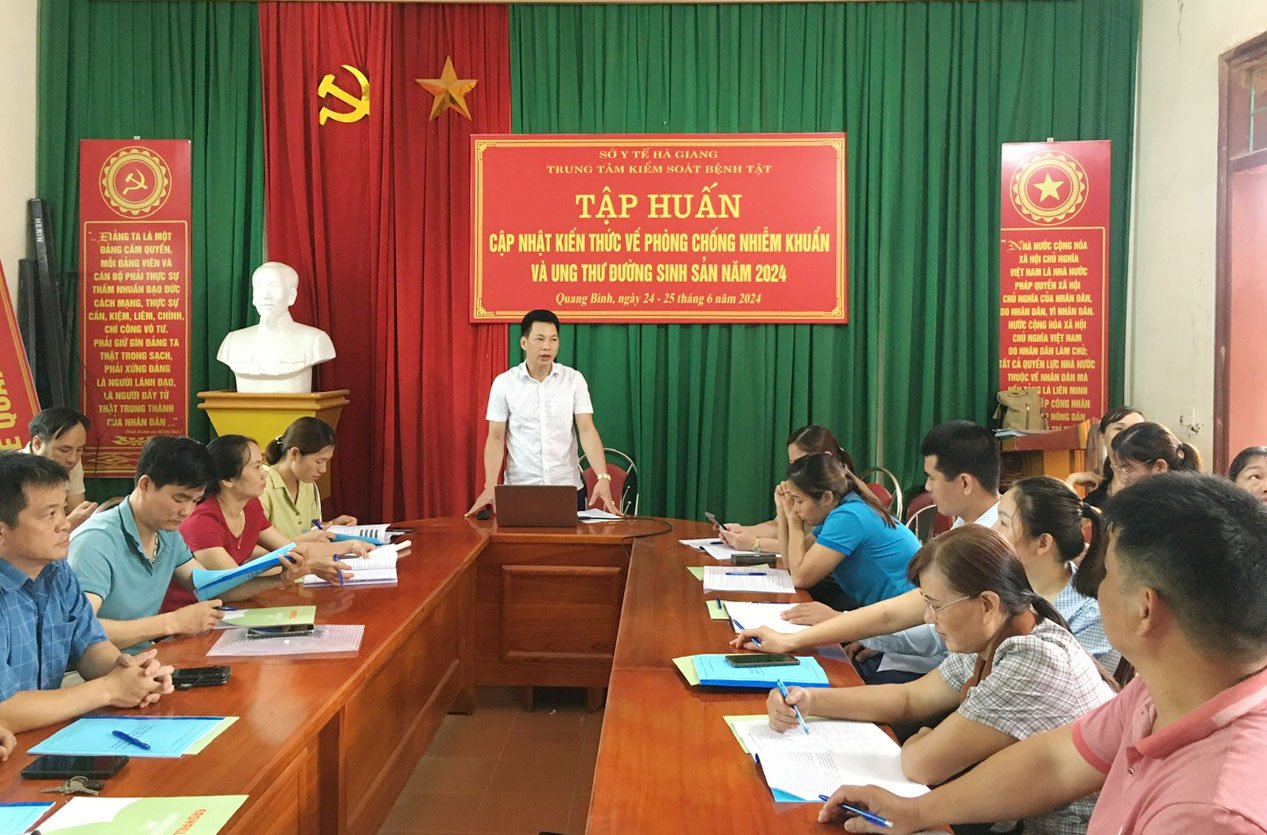 Giảng viên Trung tâm Kiểm soát bệnh tật tỉnh chia sẻ kiến thức tại buổi tập huấn 
