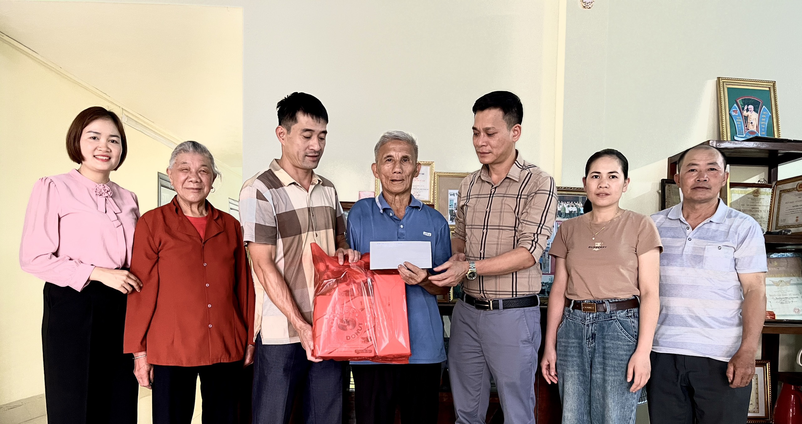Bệnh viện Đa khoa huyện Quản Bạ tổ chức thăm hỏi gia đình  thương binh, liệt sĩ
