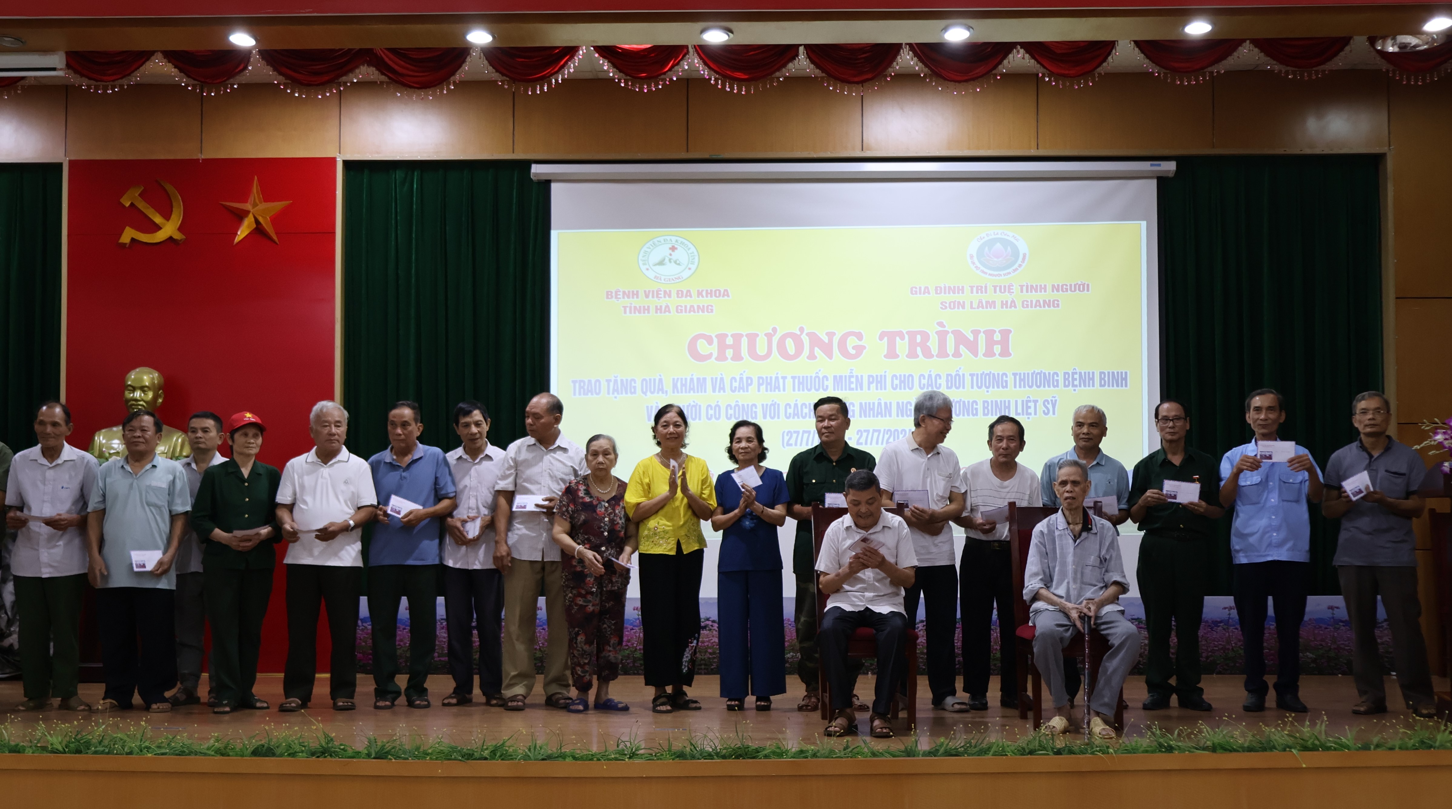 Câu lạc bộ Gia đình trí tuệ tình người Sơn Lâm Hà Giang tặng quà cho các đối tượng chính sách, người có công với cách mạng.