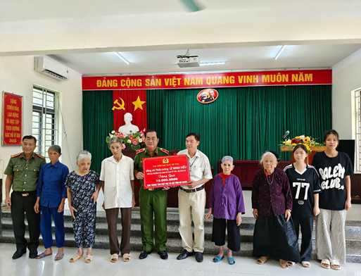 Đ/c Thiếu tướng Lê Minh Hiếu, phó cục trưởng Cục Cánh sát
 Quản lý hành chính về trật tự xã hội Bộ Công an tặng quà tại Trung tâm Công tác xã hội Hà Giang
