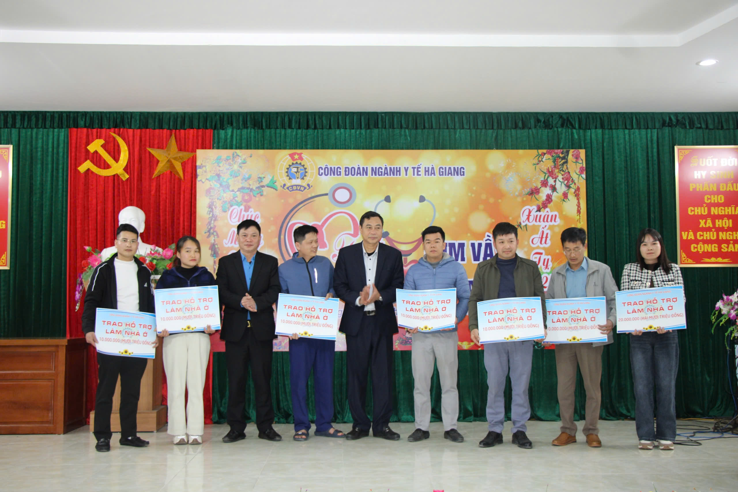 Đồng chí Nguyễn Văn Giao, Bí thư Đảng uỷ, Giám đốc Sở Y tế và đồng chí Vũ Hùng Vương, Chủ tịch Công đoàn Ngành Y tế, Phó Giám đốc Sở Y tế trao hỗ trợ làm nhà ở cho đoàn viên, người lao động có hoàn cảnh đặc biệt khó khăn.
