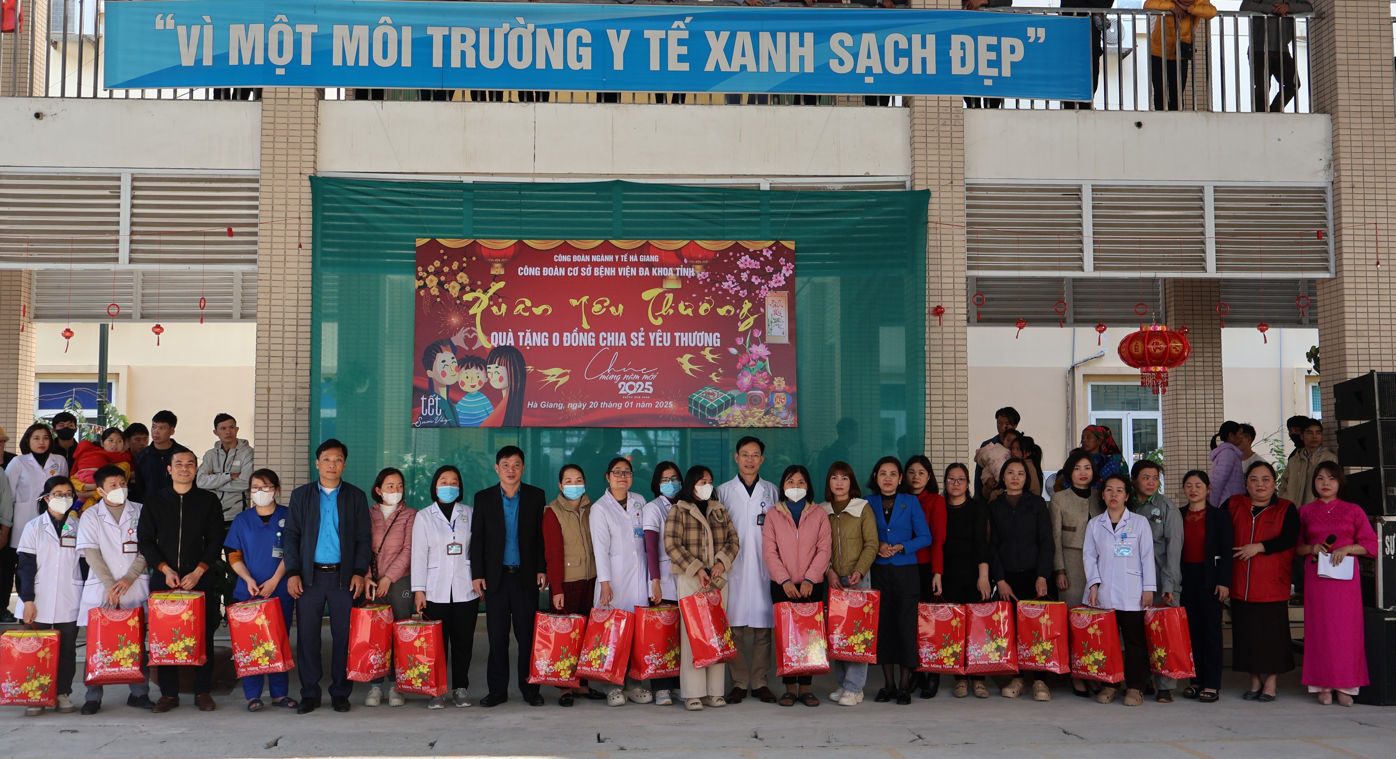 Các đồng chí Lãnh đạo LĐLĐ tỉnh, Công đoàn ngành Y tế, CĐCS BVĐK tỉnh đã trao tặng quà Tết yêu thương của Mái ấm CĐCS BVĐK tỉnh cho các đoàn viên công đoàn có hoàn cảnh khó khăn.