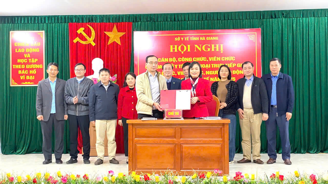 Đ.c Hoàng Quốc Cứ, Phó Bí thư Đảng ủy, Phó Giám đốc Sở Y tế chứng kiến ký kết giao ước thi đua giữa người đứng đầu cơ quan Văn phòng Sở Y tế với tổ chức Công đoàn năm 2025