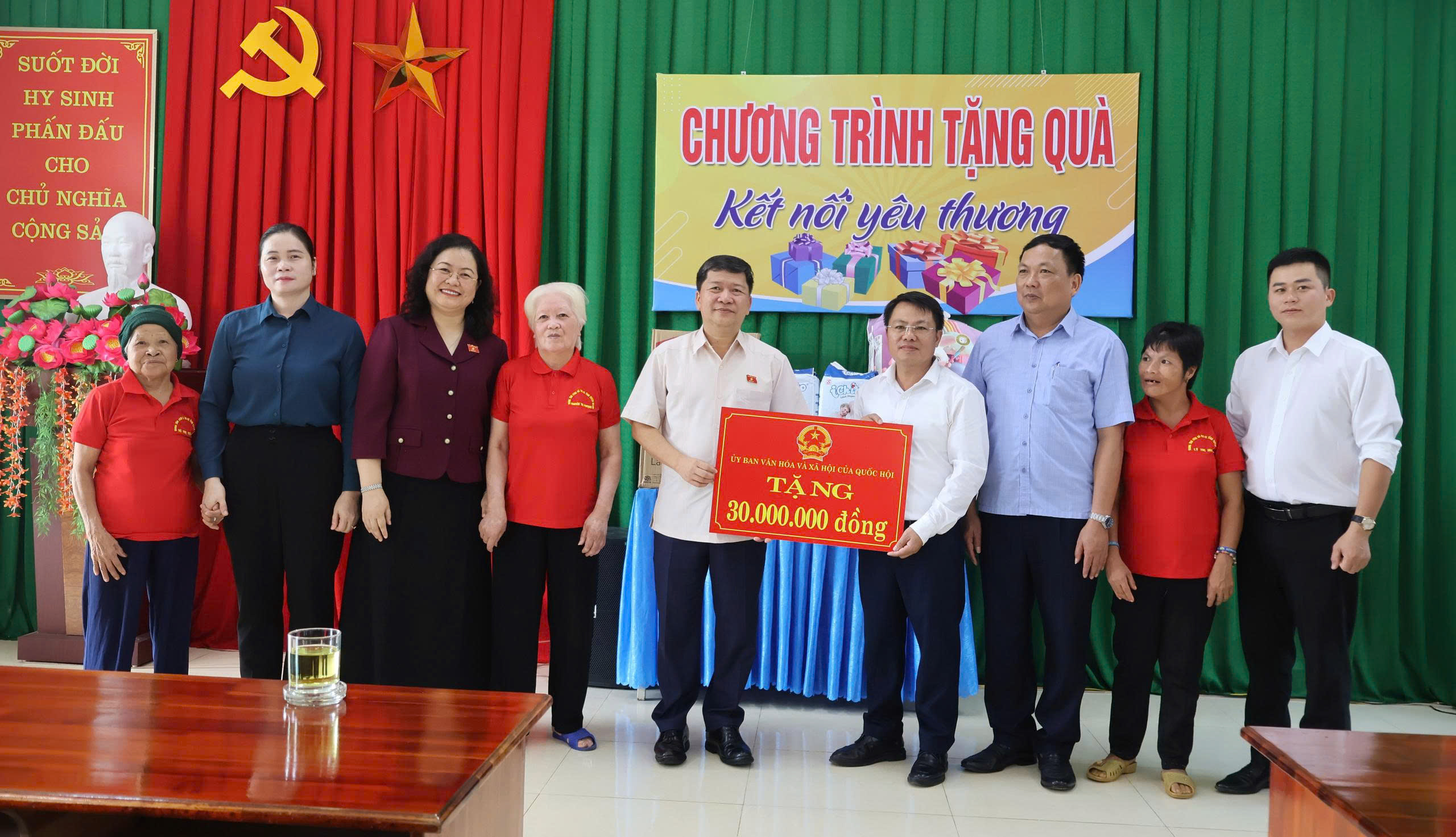 Uỷ ban Văn hoá và Xã hội của Quốc hội khoá XV tổ chức hoạt động tặng quà tại tỉnh Tuyên Quang