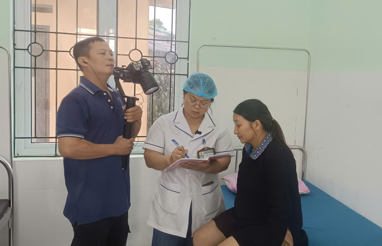 Trung tâm Nghiên cứu & Đào tạo Phát triển Cộng đồng phối hợp với Trung tâm Y tế khu vực Quản Bạ triển khai hoạt động quay video giáo dục cộng đồng “2000 ngày đầu đời EM-THRIVE”