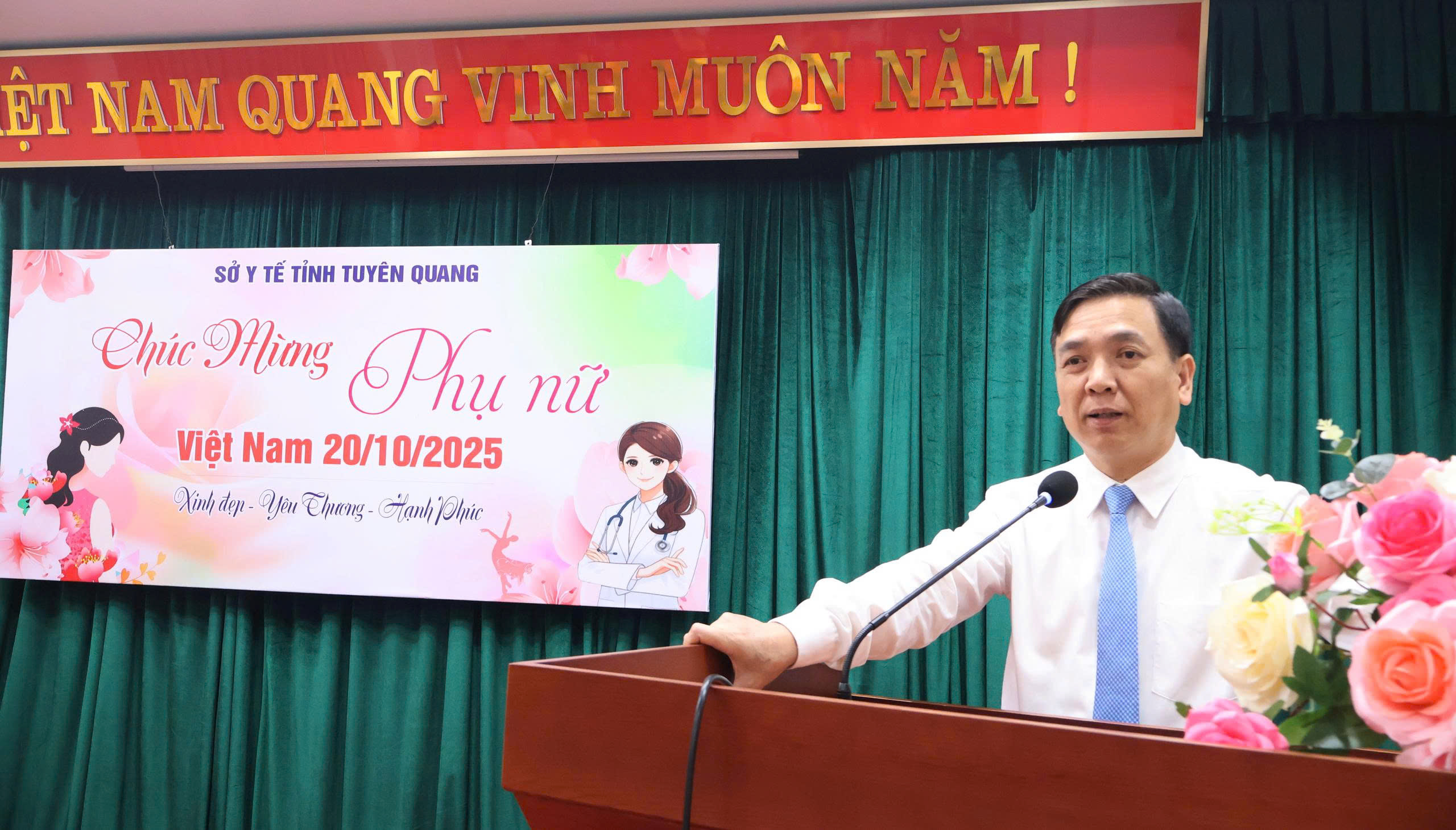 Đồng chí Nguyễn Thành Hưng, Bí thư Đảng uỷ, Giám đốc Sở Y tế phát biểu chúc mừng tại buổi Toạ đàm