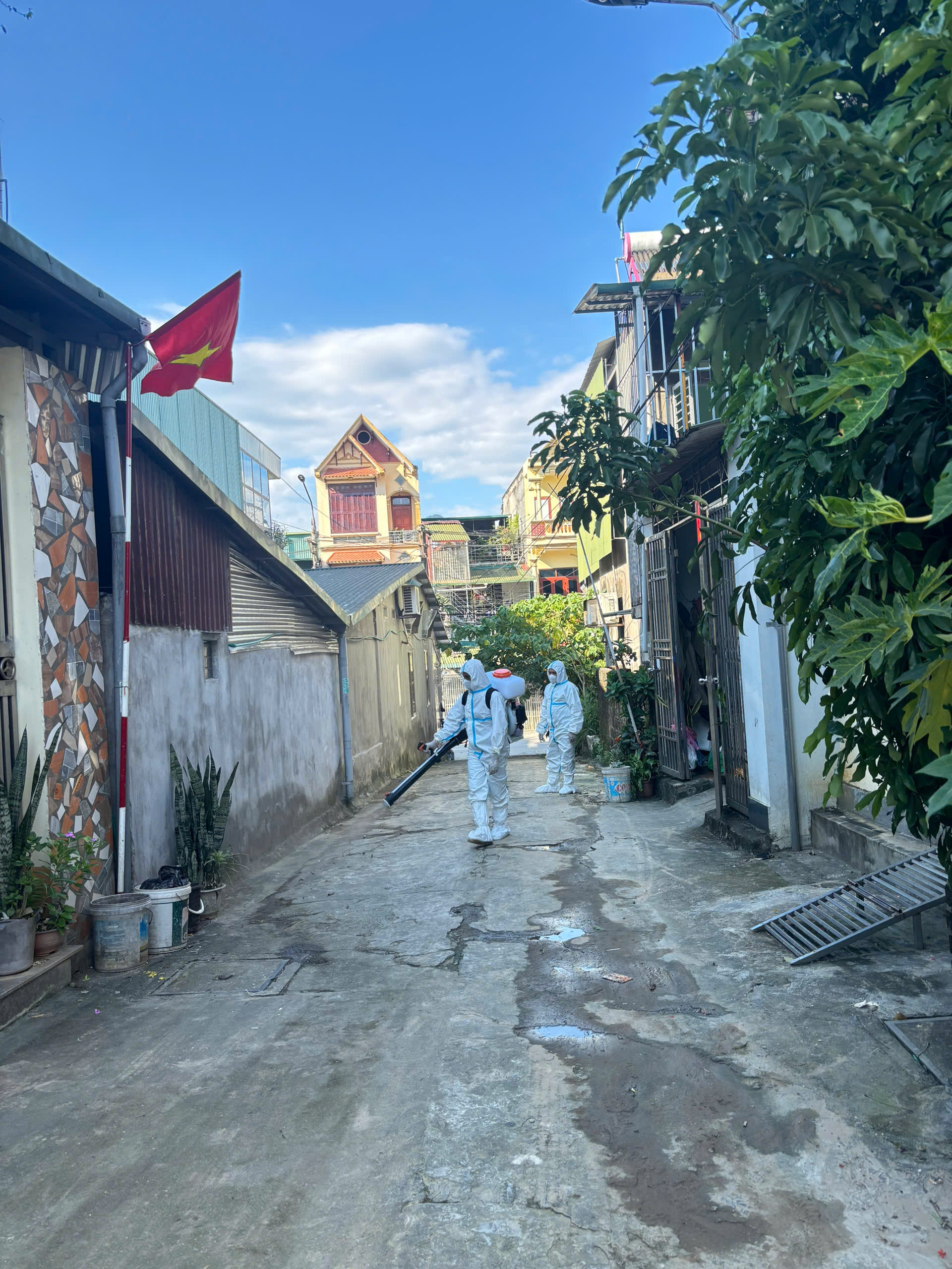 Phun khử khuẩn khu vực dân cư