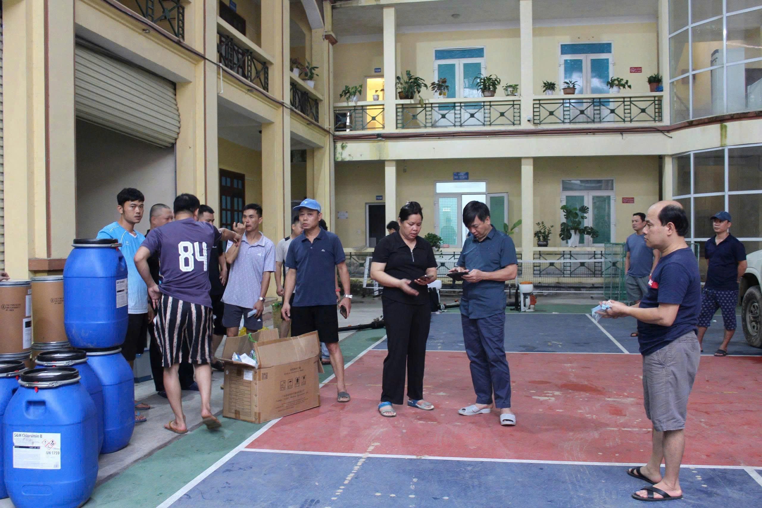 Đoàn cán bộ Trung tâm Kiểm soát bệnh tật (CDC) tỉnh hỗ trợ khắc phục hậu quả bão số 10 tại Hà Giang