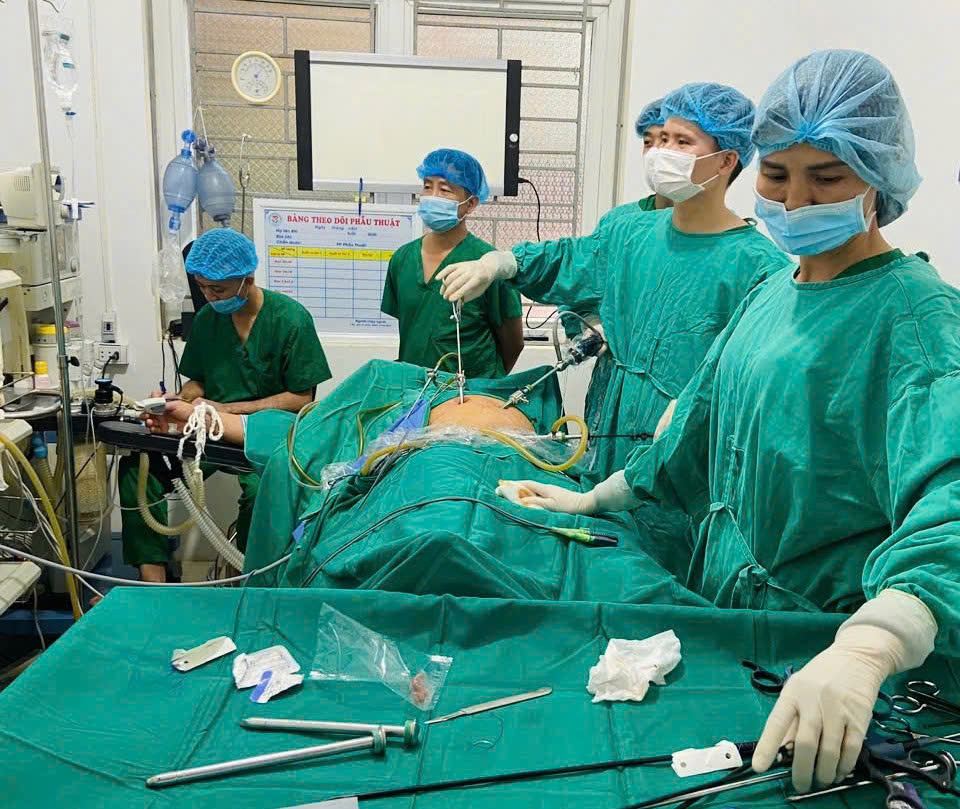 Ê-kíp tiến hành phẫu thuật nội soi cấp cứu người bệnh