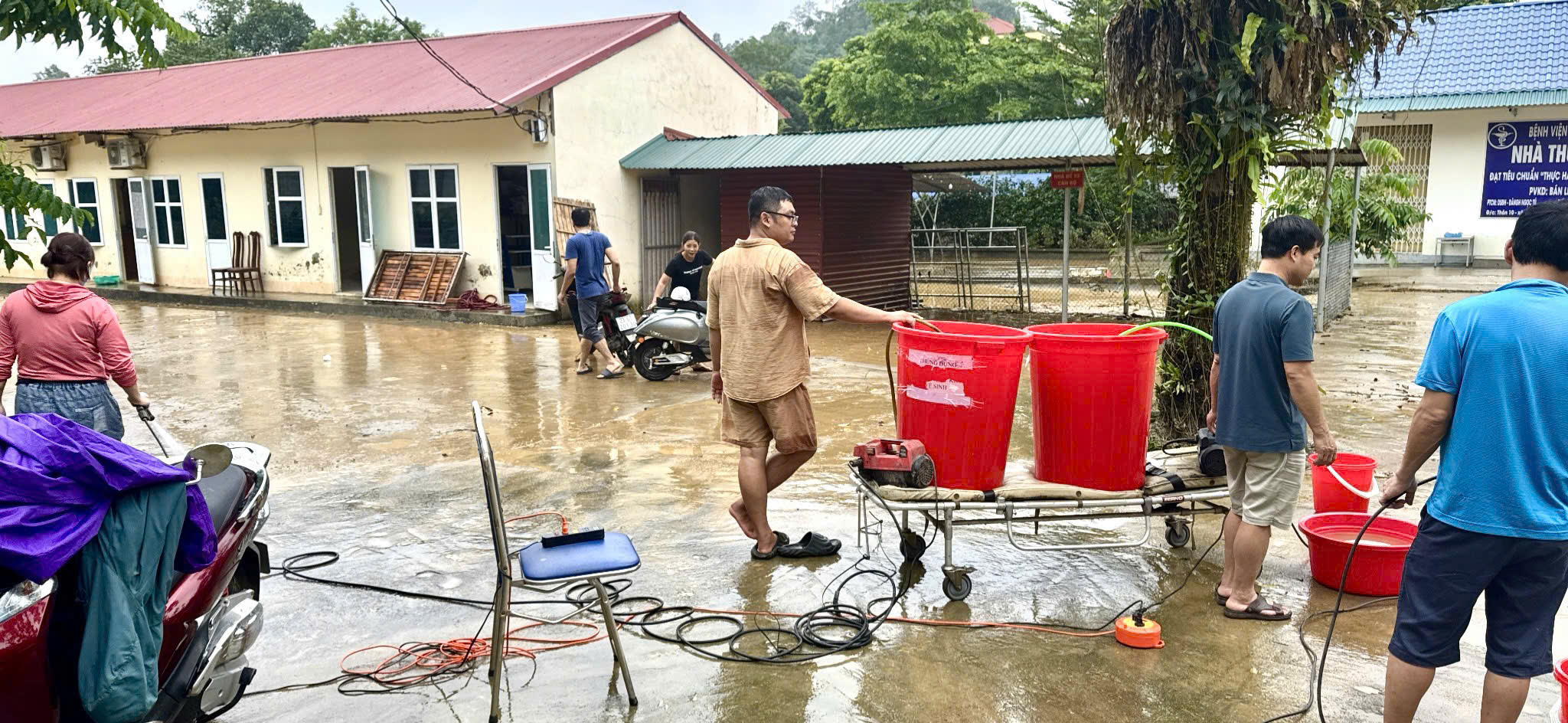Trung tâm Y tế khu vực Vị Xuyên triển khai dọn vệ sinh sau lũ
