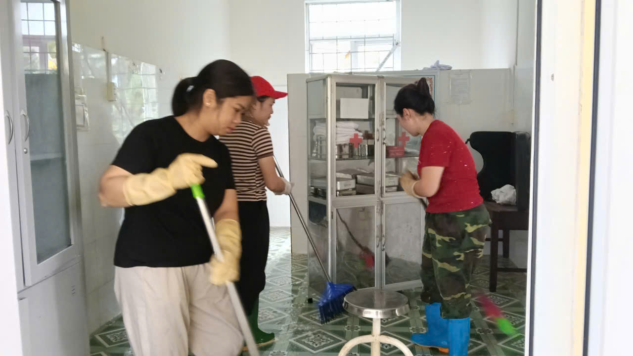 Trung tâm Y tế khu vực Bắc Quang hỗ trợ Trạm Y tế xã Tân Quang khắc phục hậu quả bão số 10