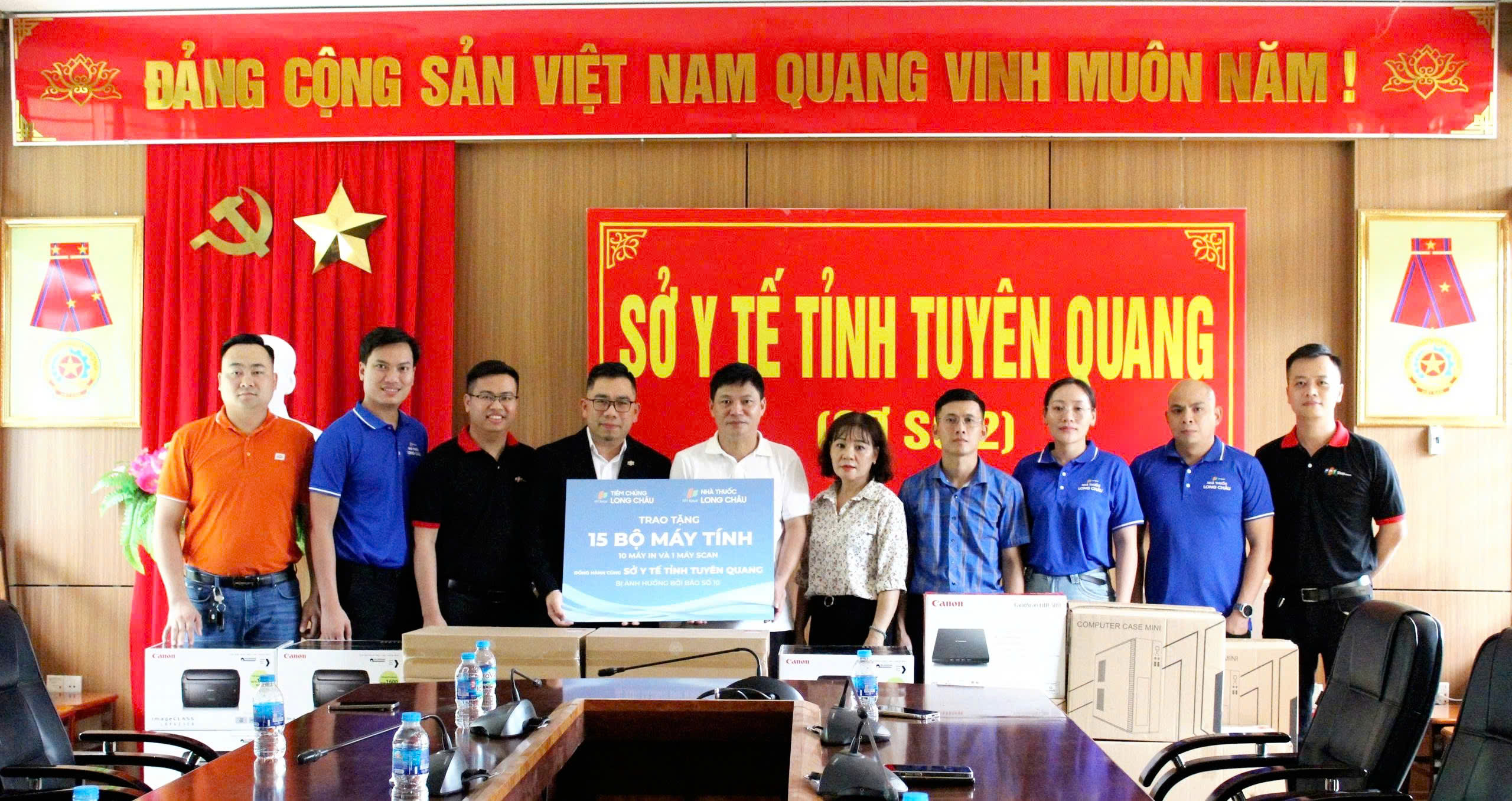 Hệ thống Nhà thuốc và Tiêm chủng FPT Long Châu - Tập đoàn FPT  trao tặng thiết bị tin học hỗ trợ ngành Y tế Tuyên Quang  khắc phục hậu quả bão số 10