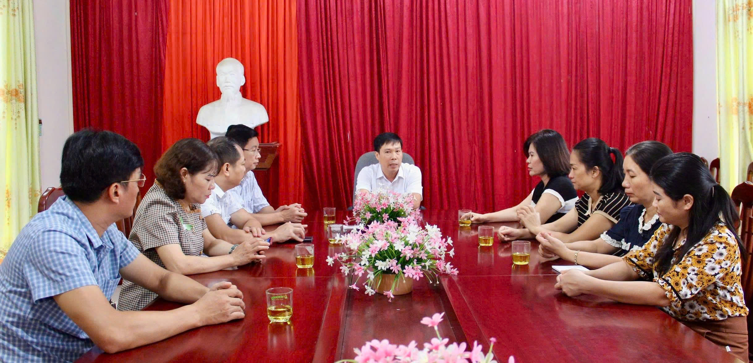 Lãnh đạo Sở Y tế Tuyên Quang thăm, tặng quà người cao tuổi nhân Tháng Người cao tuổi (tháng 10)