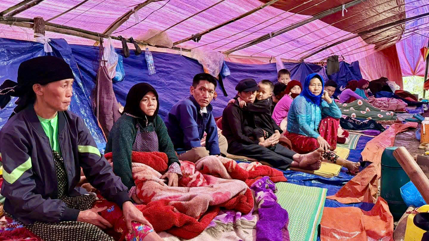 Khám và cấp phát thuốc cho các hộ dân  tại khu lán tạm thôn Má Lầu A xã Lũng Cú