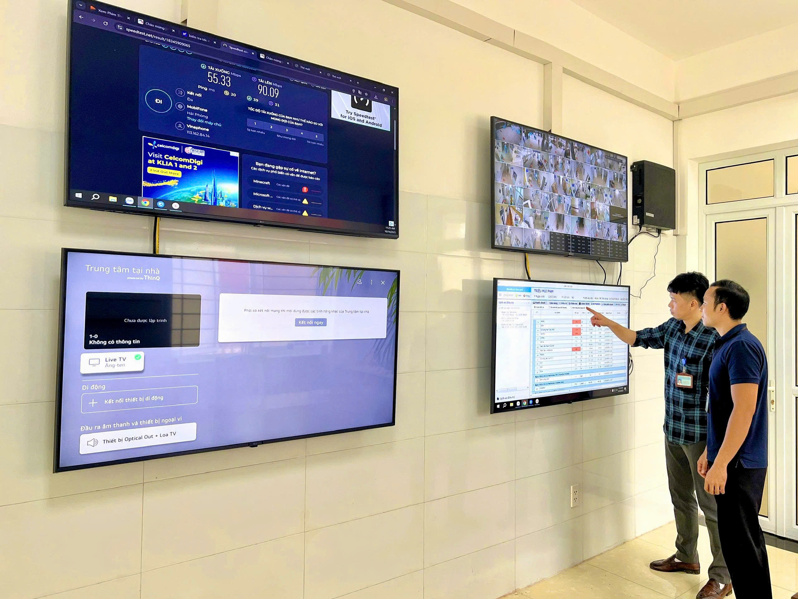 Cán bộ CNTT làm việc trong phòng máy chủ tại BVĐK Hà Giang